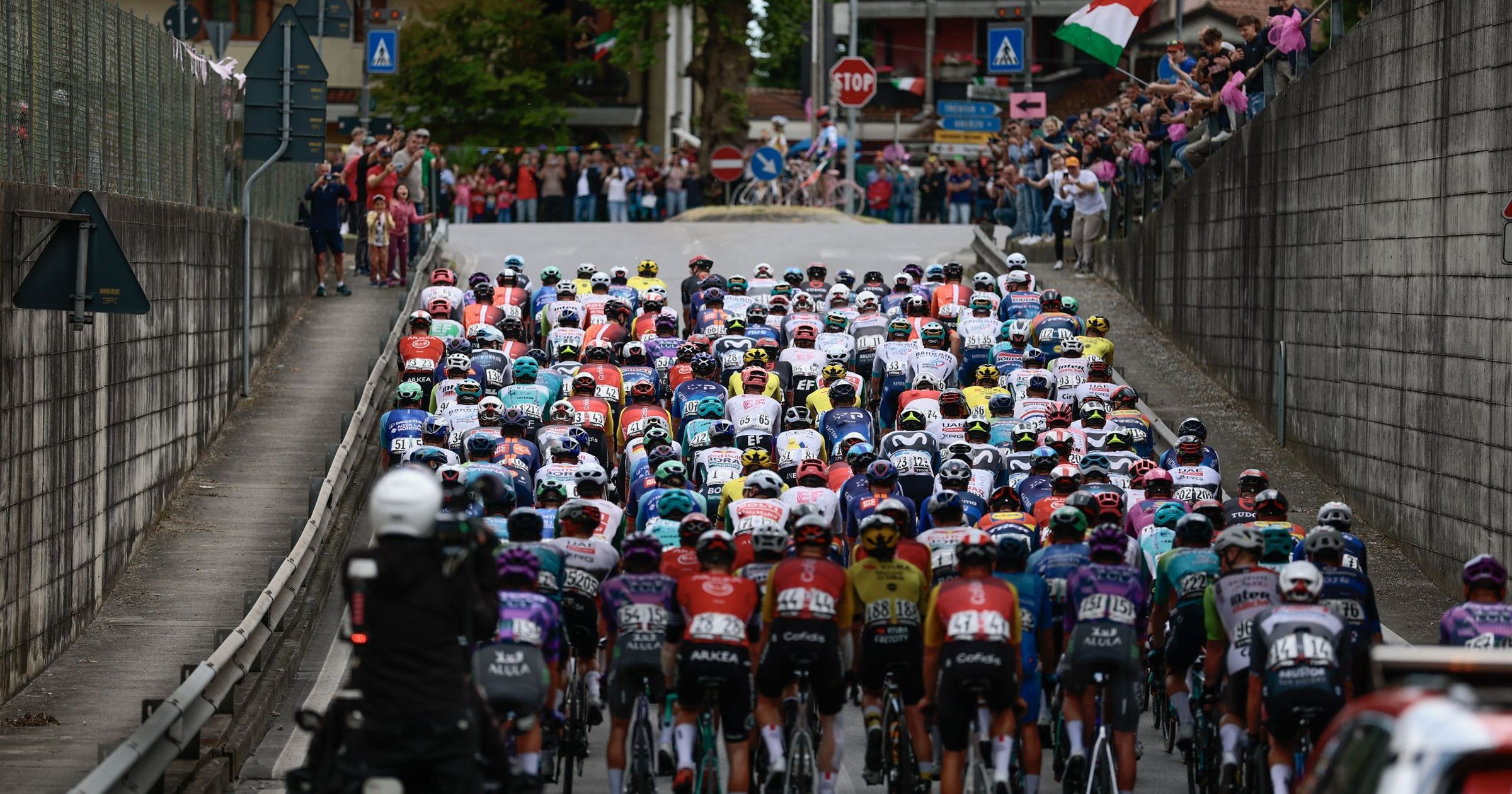 Roglic, Pedersen, Ciccone - ártalmatlan helyzetben buktak a nagy nevek a Girón