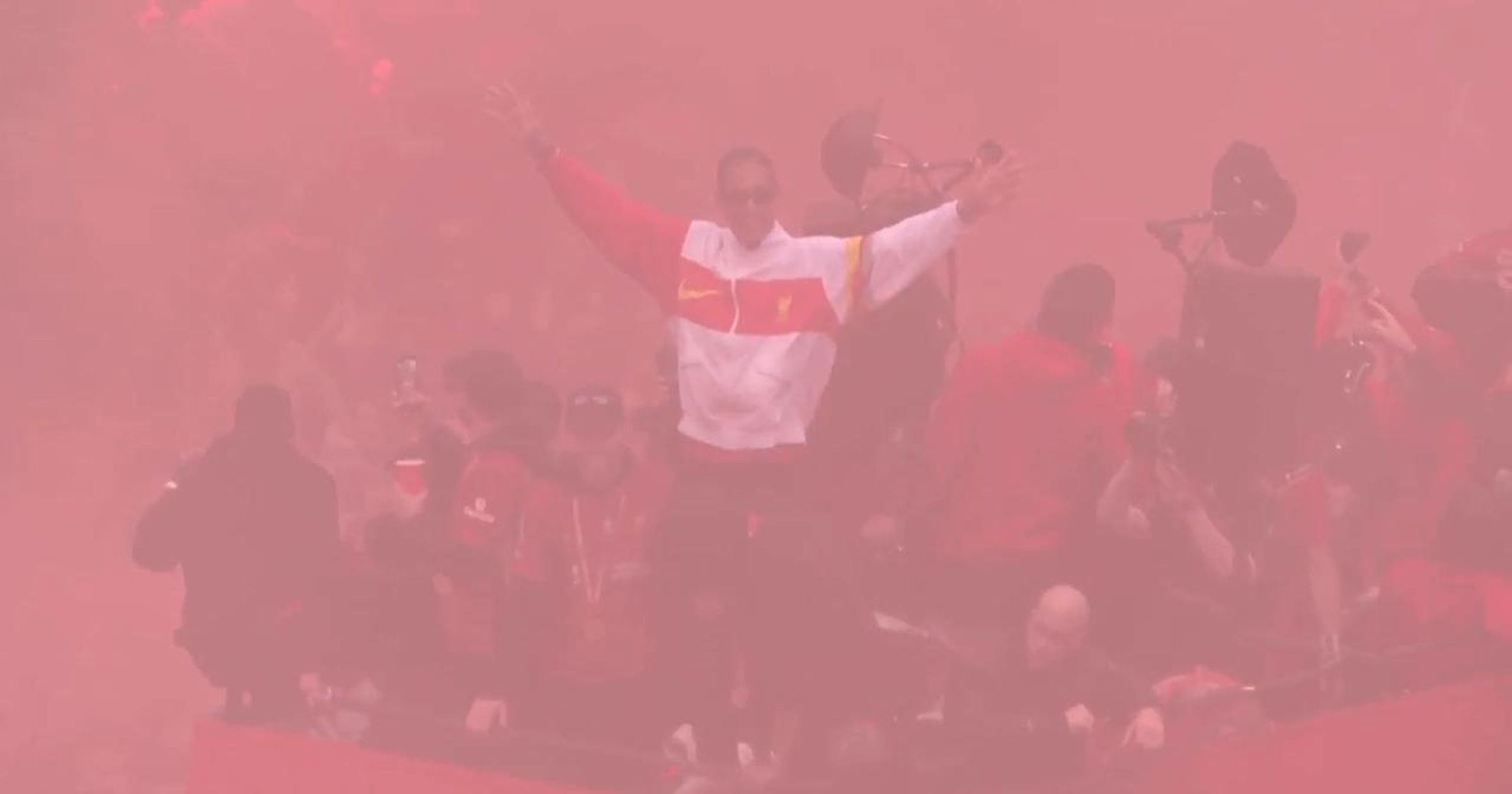 "A miénk. Újra." - Hatalmas utcai ünnepséget tartott a bajnok Liverpool