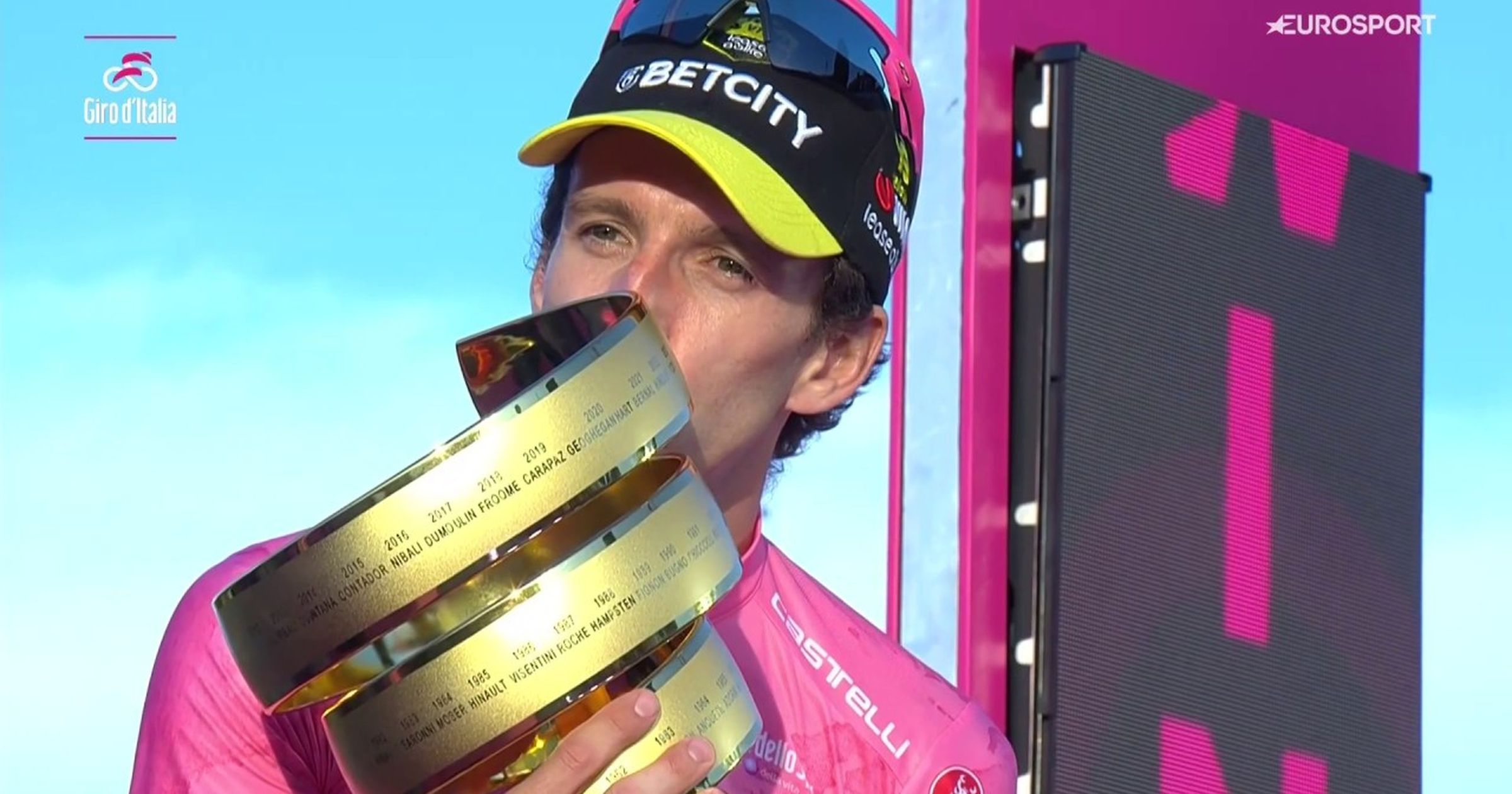 Yates rózsaszínben, Del Toro 21 évesen a dobogón - ilyen volt a Giro díjátadója