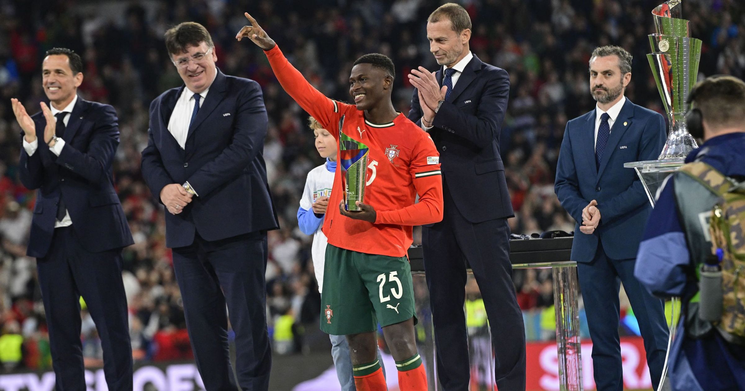 A modern hátvéd prototípusa levette a pályáról Salah-t, Sakát és Yamalt, a PSG-vel pedig triplázott