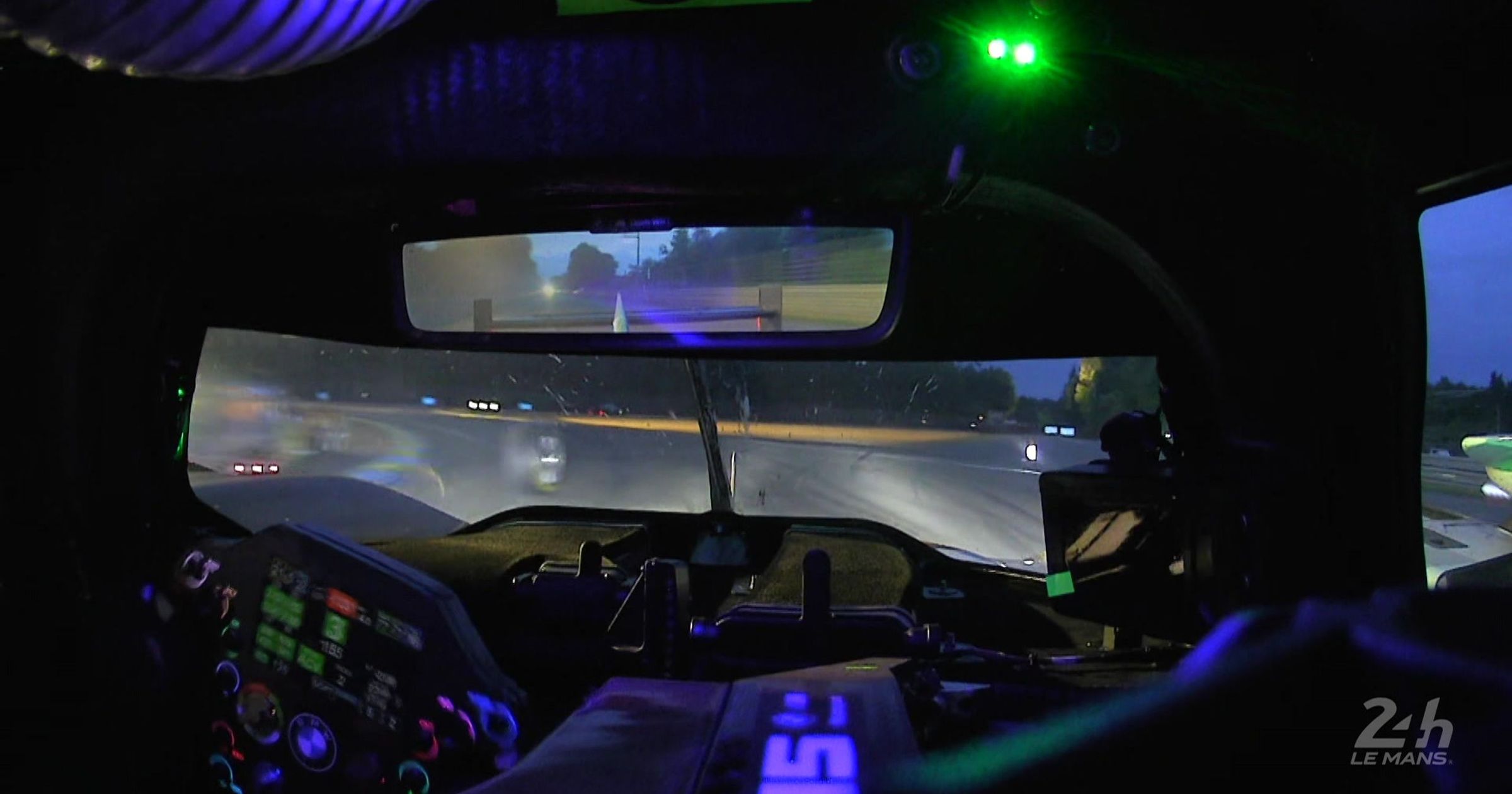 Nem telt eseménytelenül az éjszaka Le Mans-ban, Valentino Rossiék is feladták a versenyt