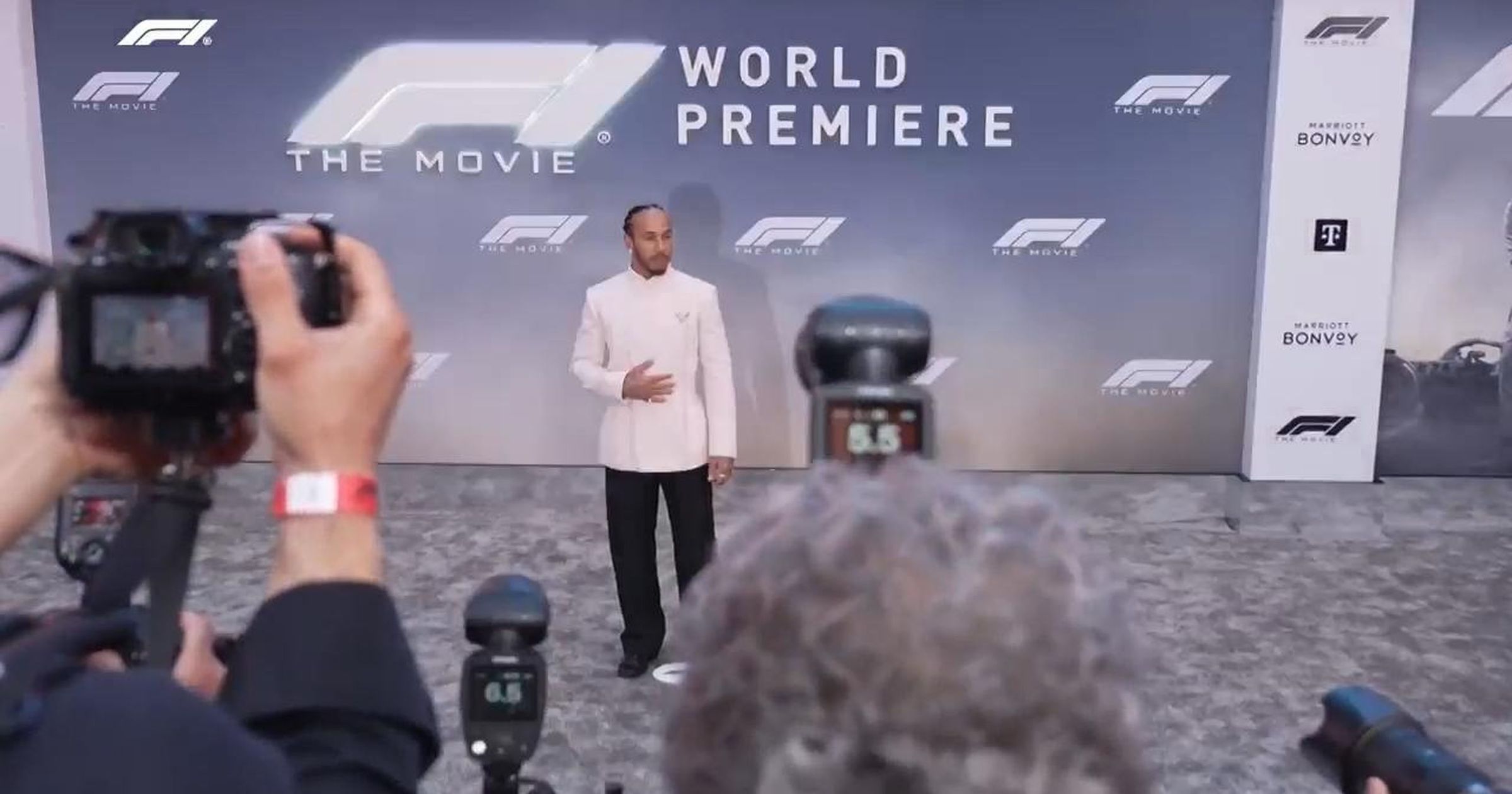 Forma-1-es és hollywoodi sztárok lepték el a Times Square-t az "F1 - A Film" premierjén