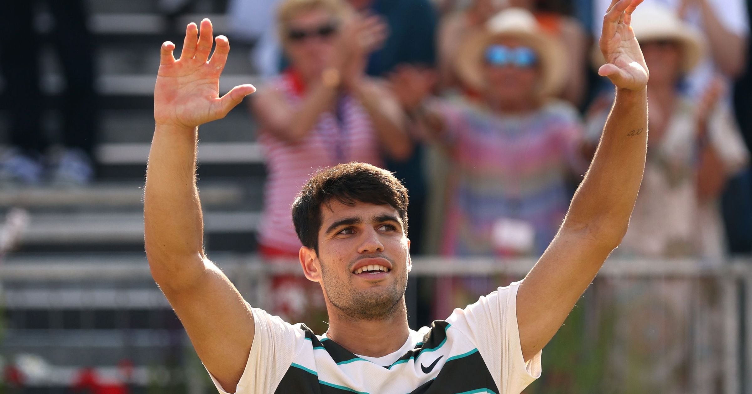 Alcaraz ismét pályán a Roland Garros-győzelem után: kétszettes sikerrel rajtolt füvön