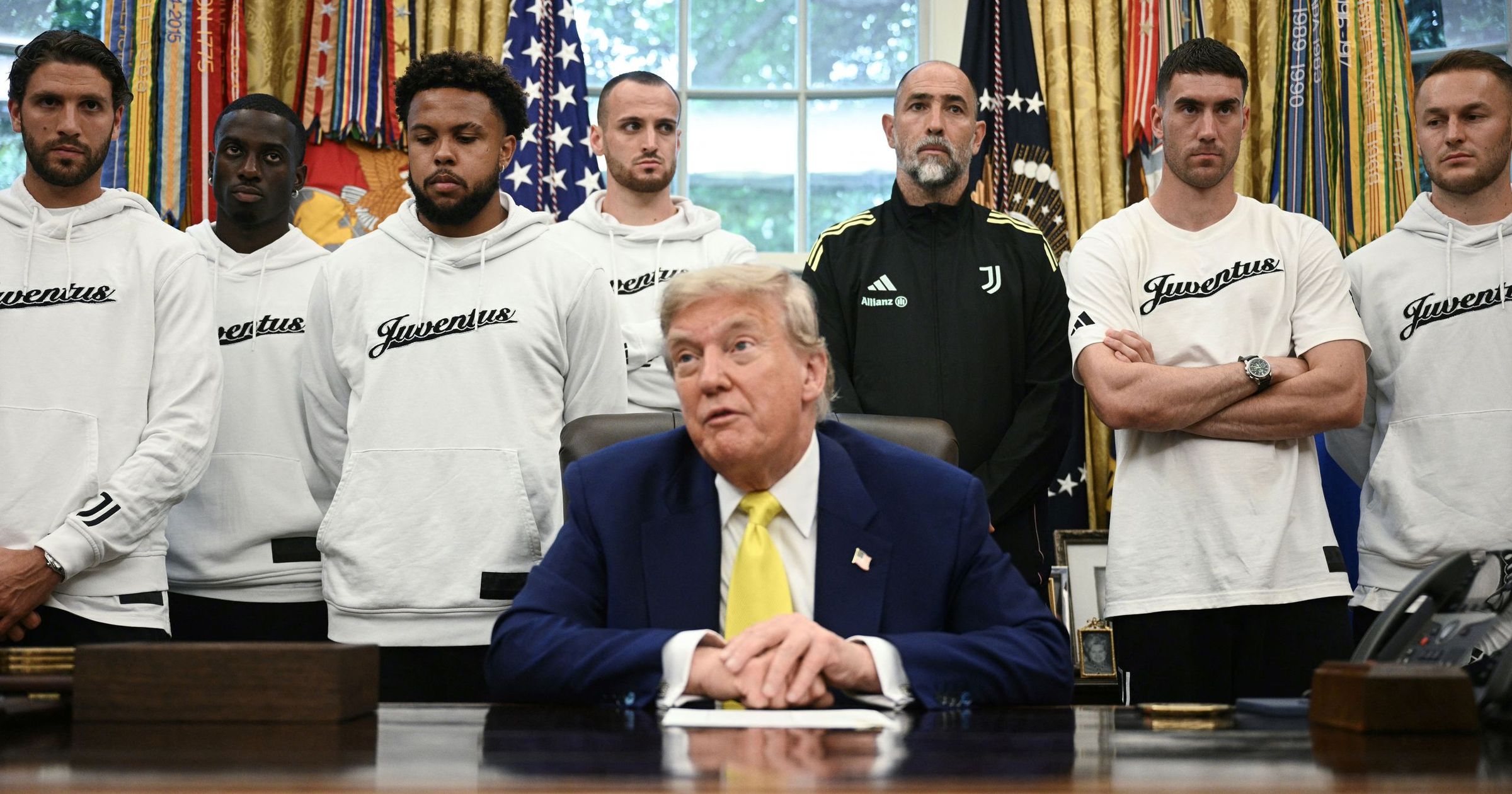 Úgy álltak a juvés srácok Trump mögött, mintha kihívták volna őket felelni a suliban a szaporodásról