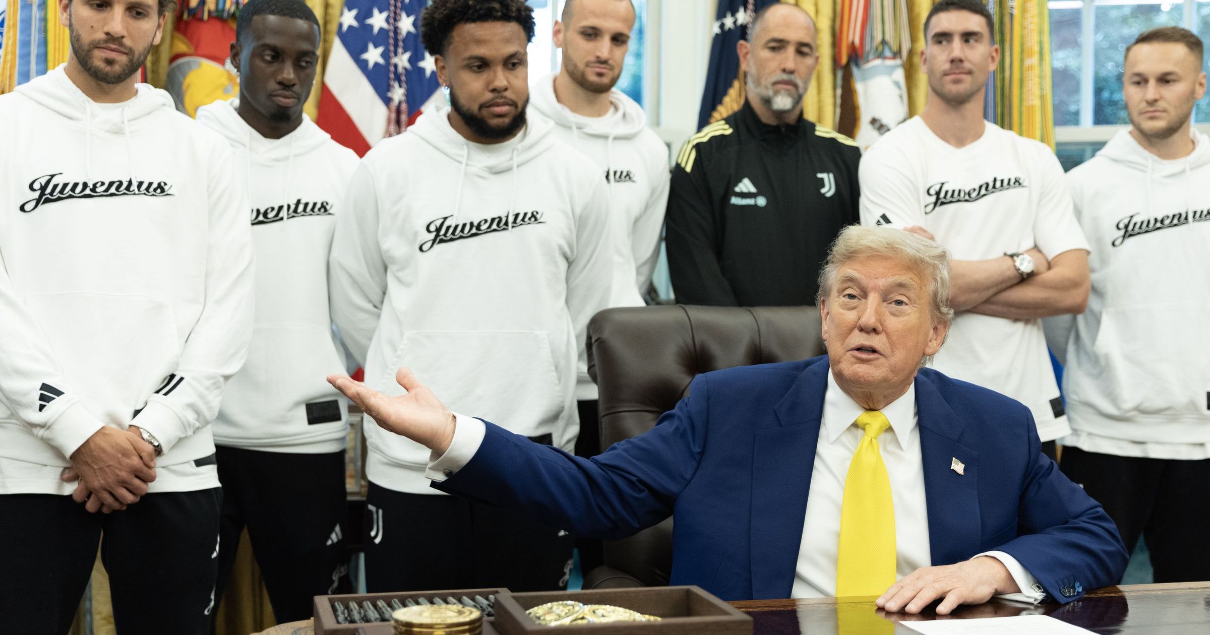 Donald Trump felsorakoztatta a Juventus játékosait egy kellemetlennek tűnő sajtótájékoztatóra
