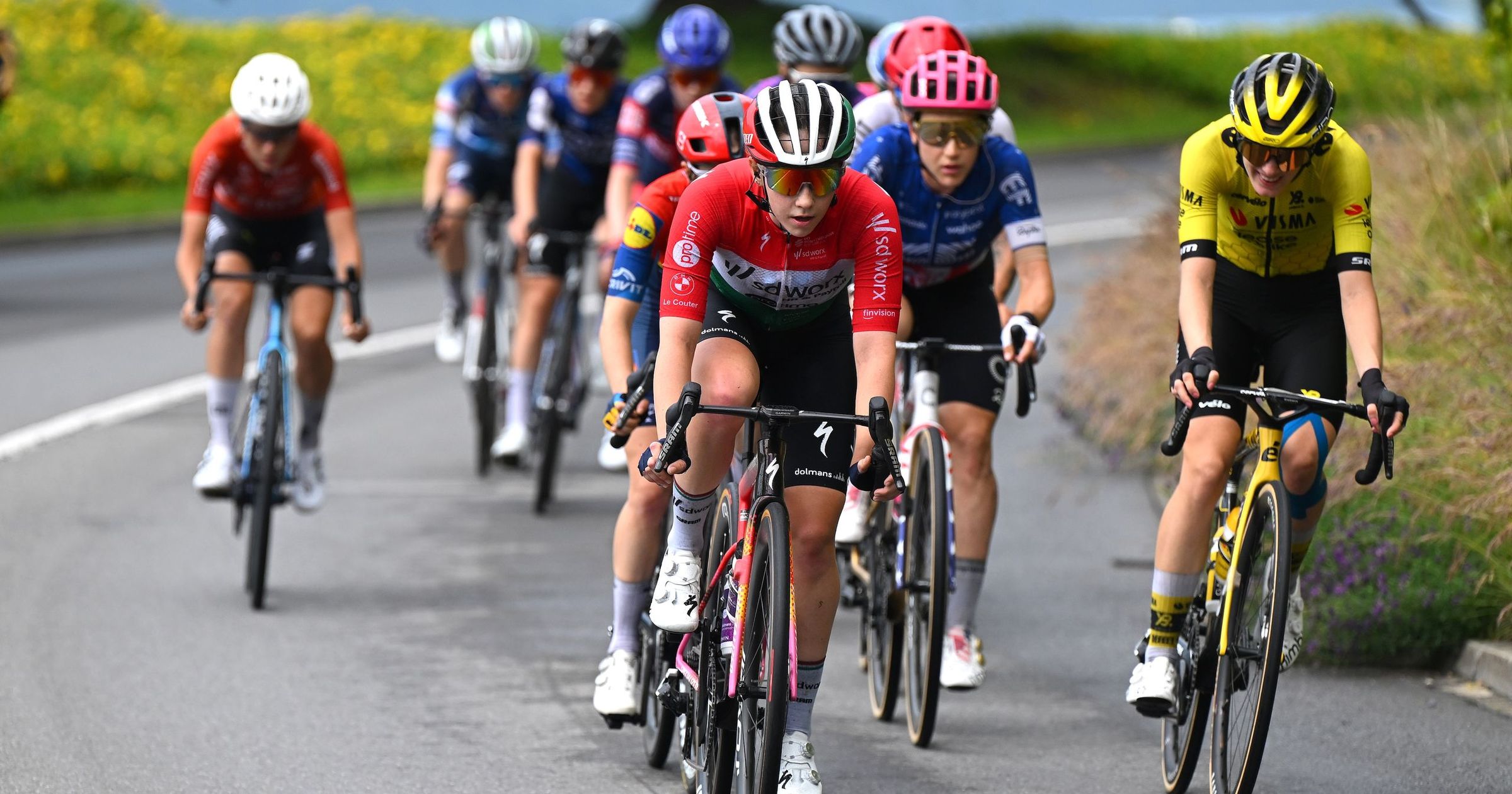 Vas Blanka bukott és beütötte a fejét, nagyot hibáztak a versenyszervezők, Wiebes kiakadt az UCI-ra
