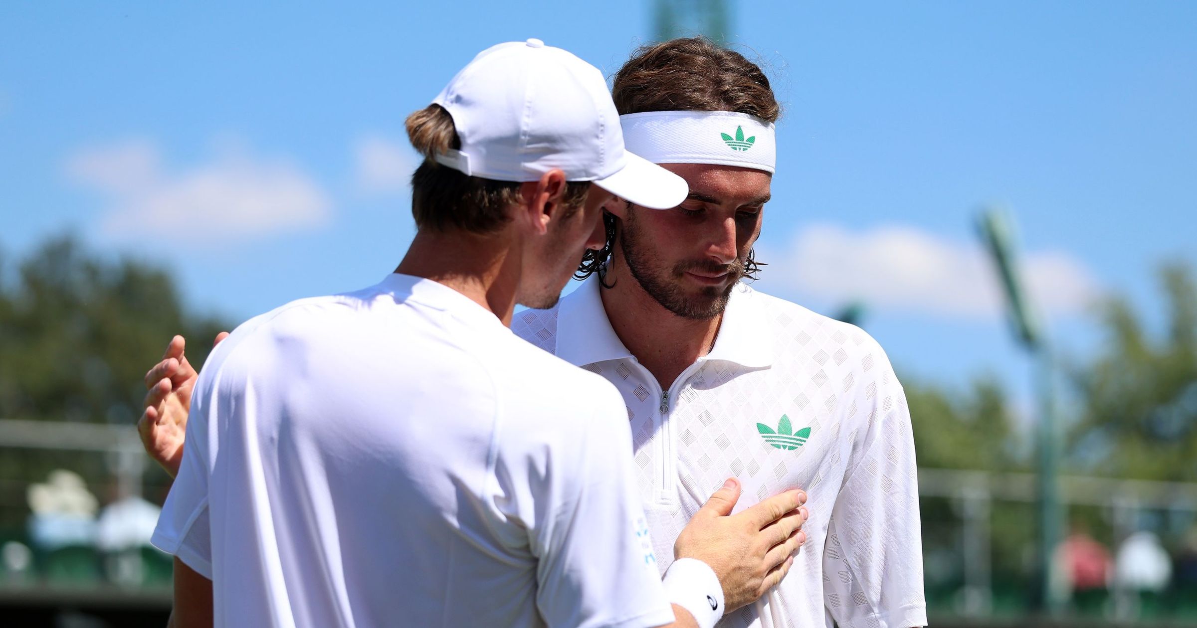 Tsitsipas háta két szettig bírta, feladni kényszerült a nyitómeccsét Wimbledonban - videó