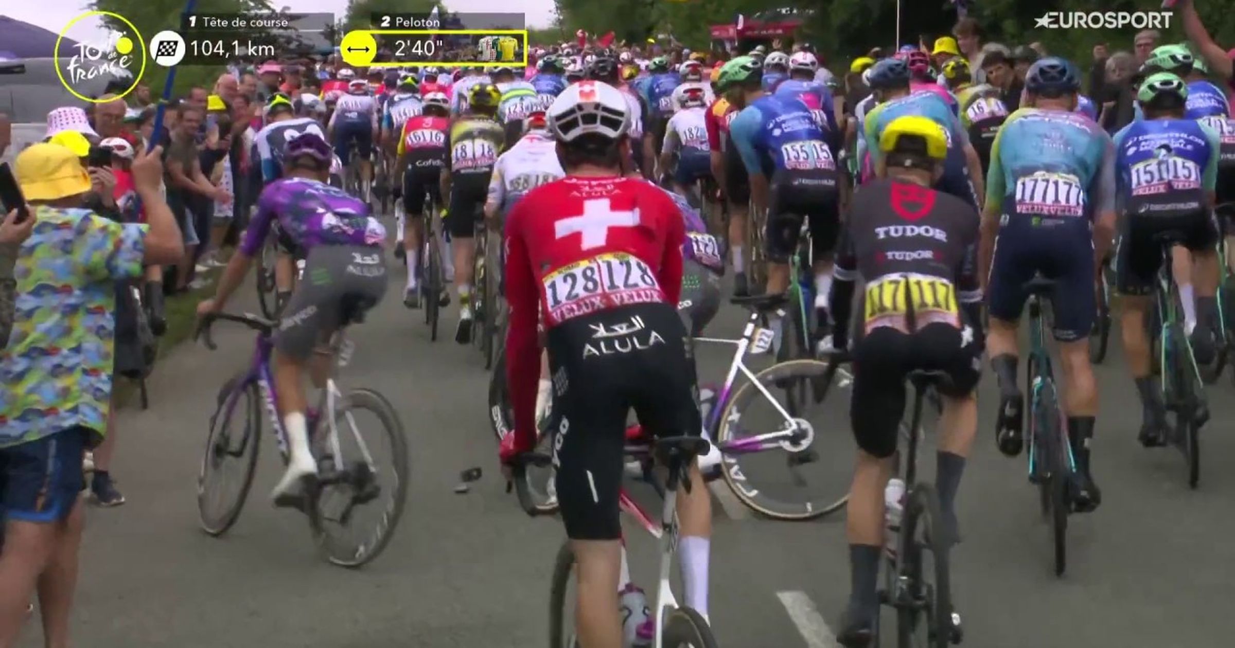 Groviglio di bici a inizio salita! Adam Yates e Dunbar si incastrano ...