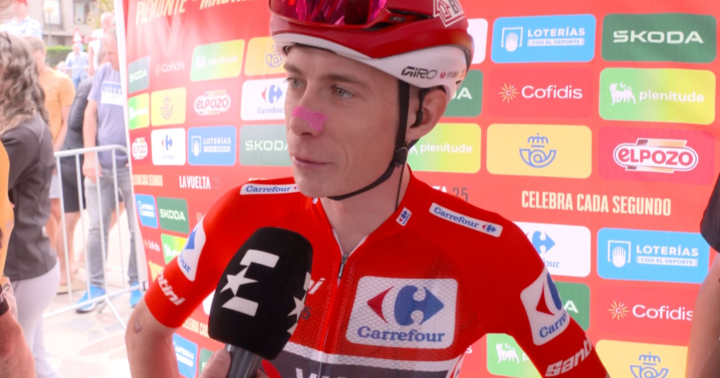Jonas Vingegaard lacht én baalt voor aanvang van de twaalfde rit van de ...