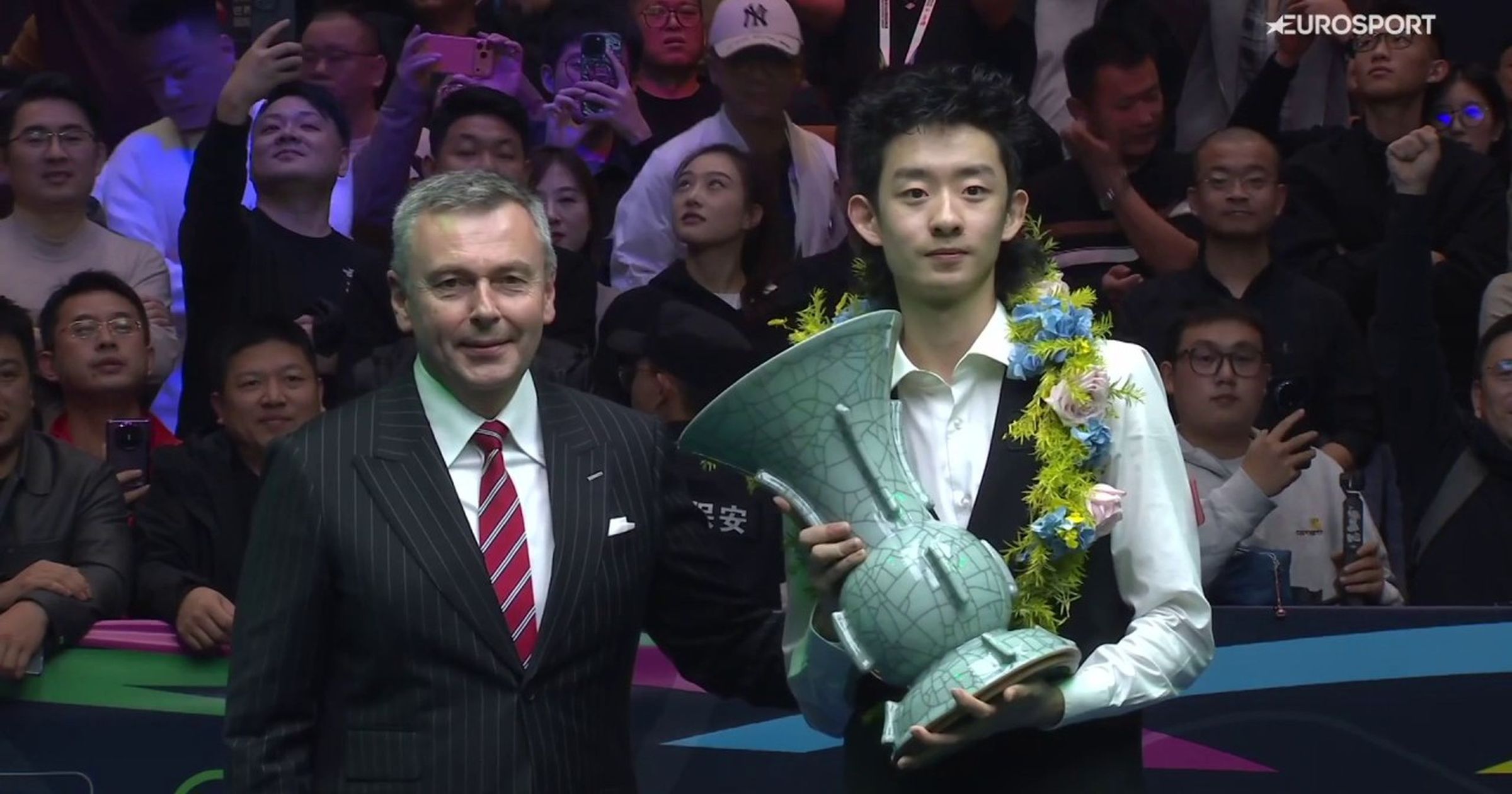 Wu Yize odebrał puchar za zwycięstwo w International Championship 2025 ...