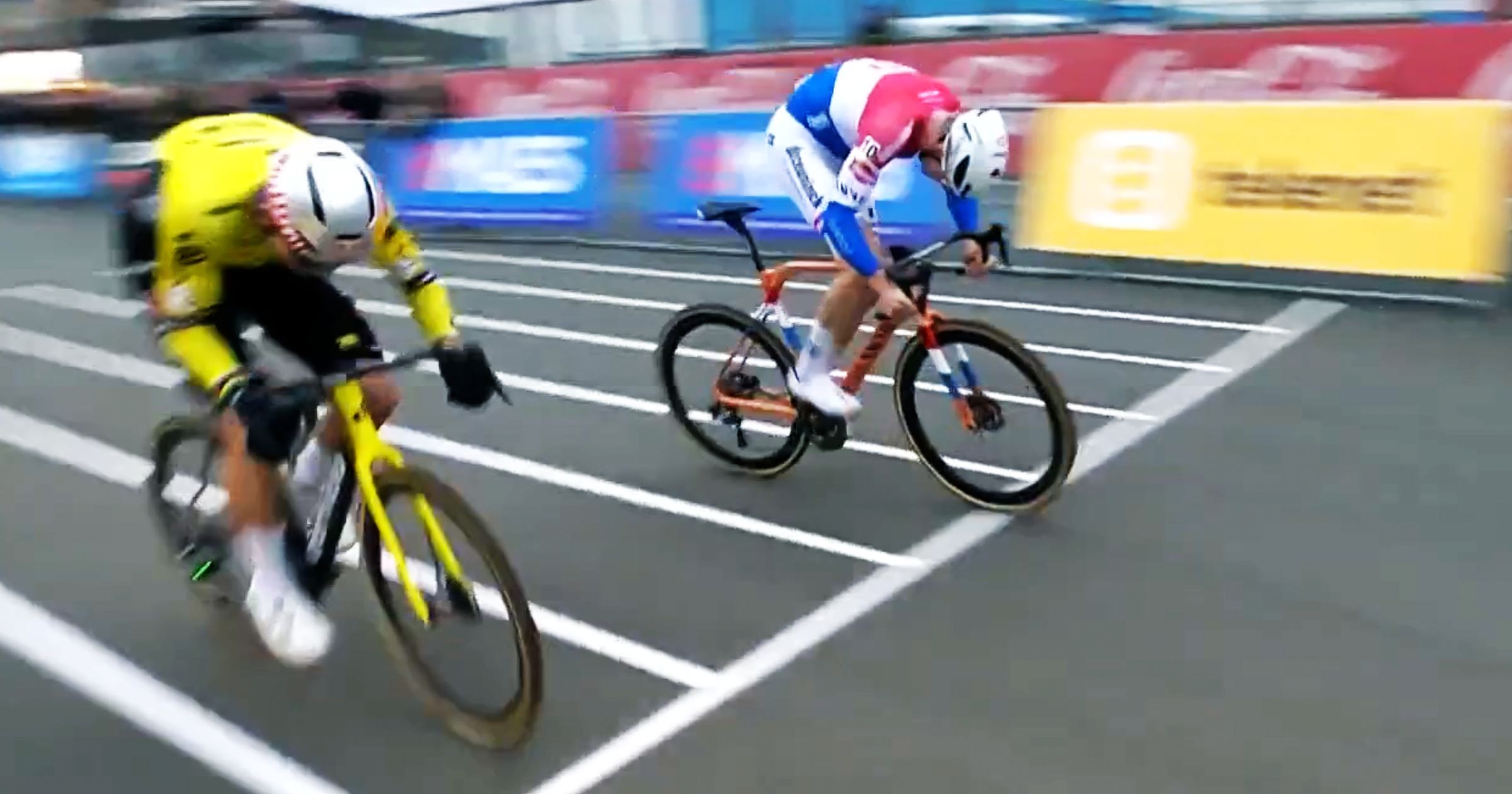 Cykelcross: Wout Van Aert bliver slået i milimeterduel med Tibor Del ...