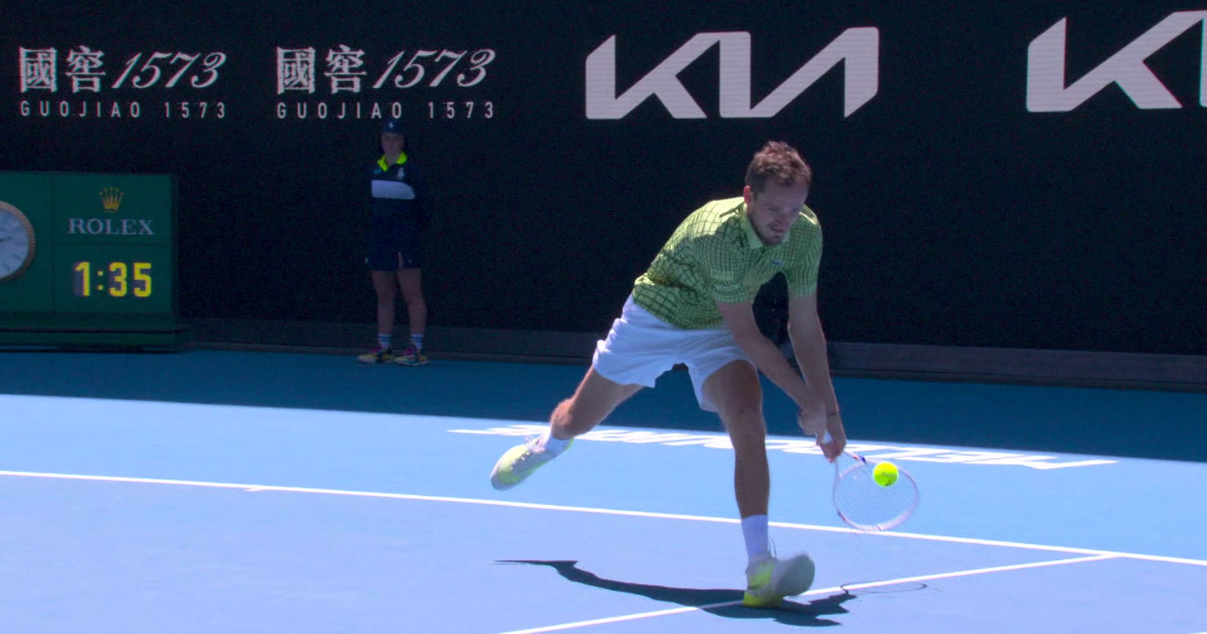 Medvedev réussit un passing au ras du sol, Halys ne peut qu'applaudir