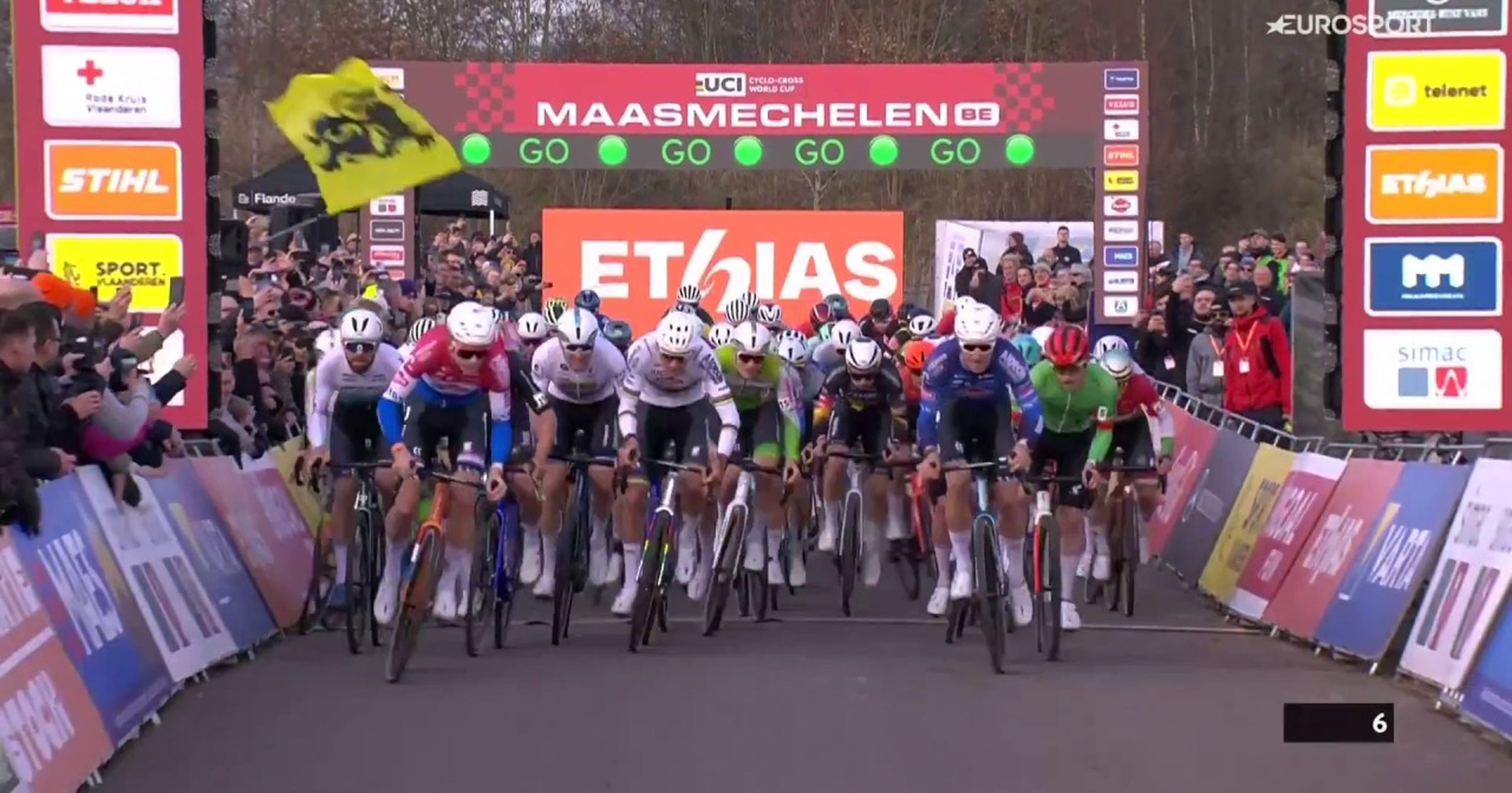 Bij de start in Maasmechelen komen enkele renners hard ten val - Joran ...