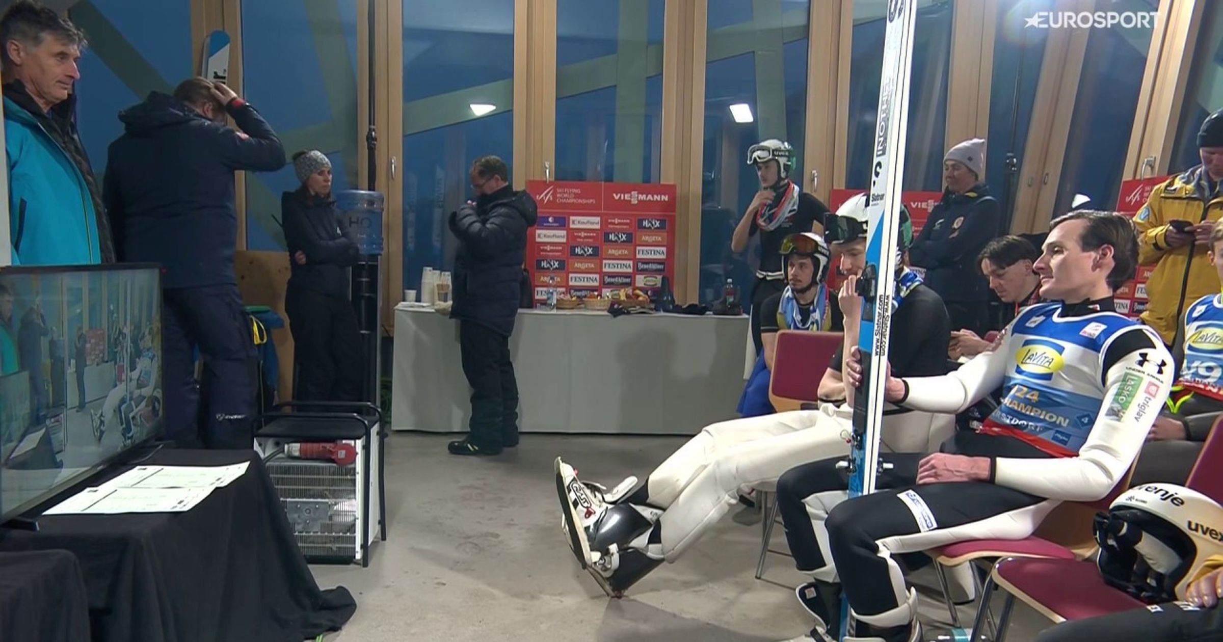 Domen Prevc niedopuszczony do lotu w 1. serii konkursu drużynowego na MŚ w lotach w Oberstdorfie