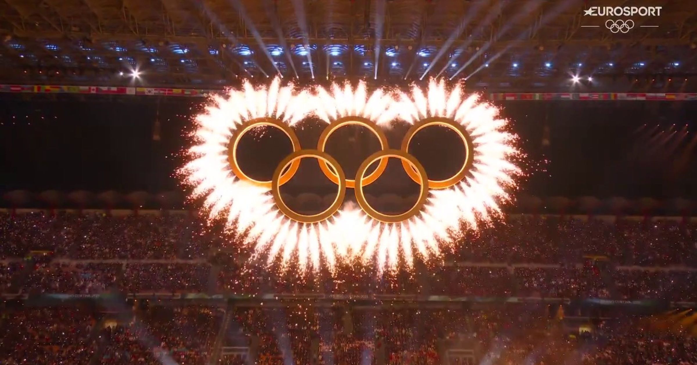 Olympische ringen maken hun opwachting in San Siro tijdens ...