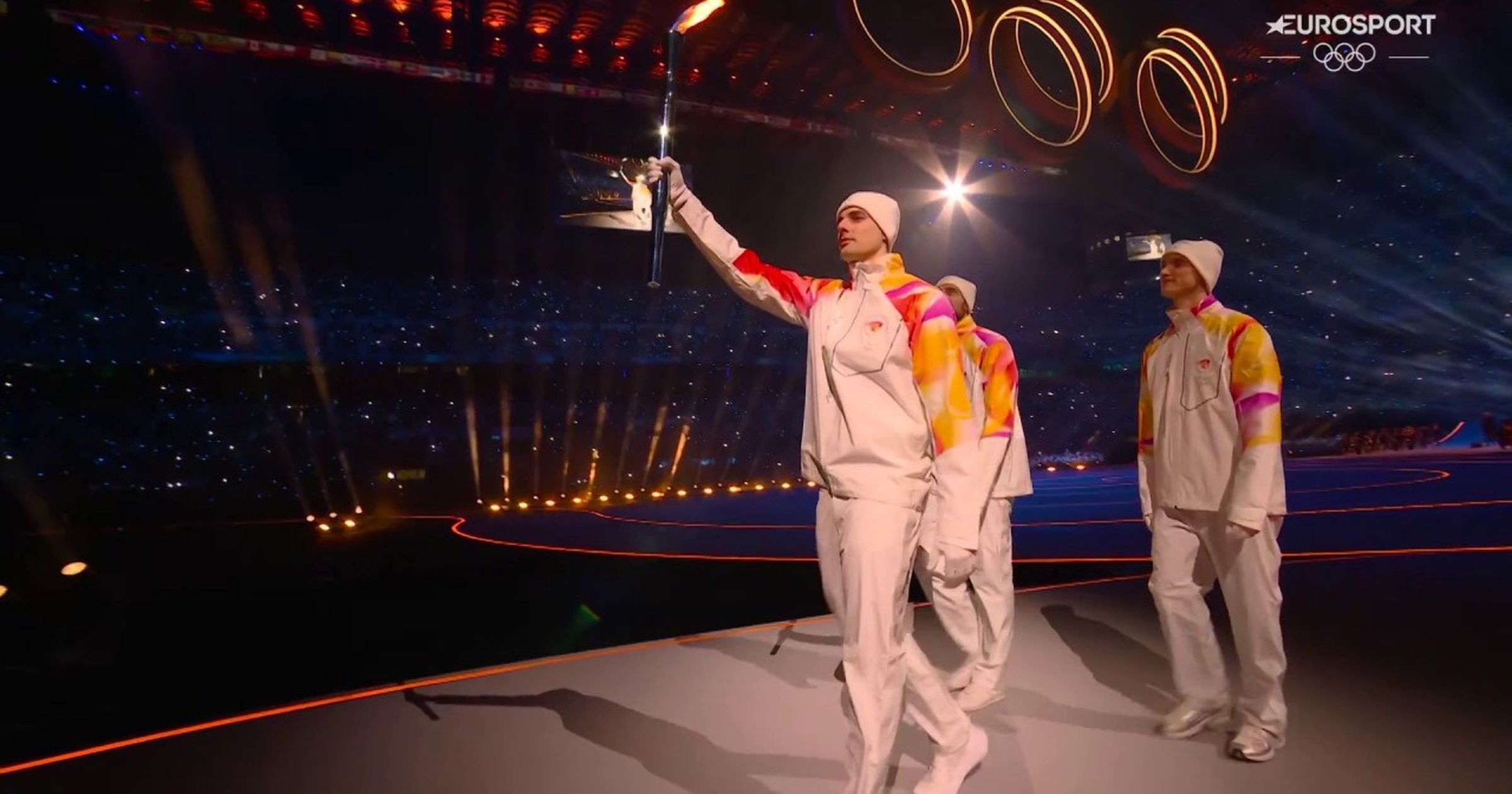 Fellobbantak a lángok Olaszországban, hivatalosan is elkezdődött az olimpia Kép