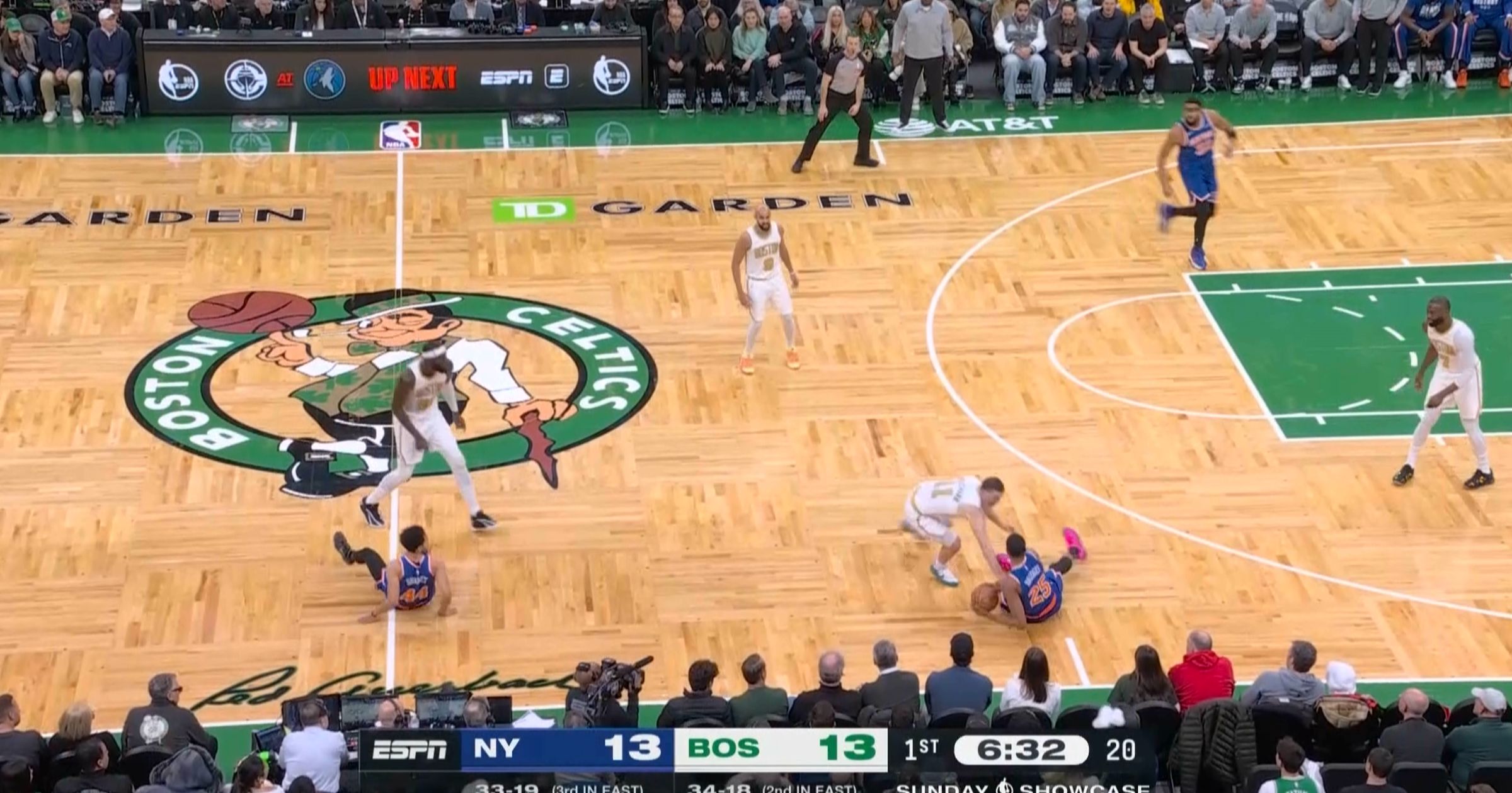 Se det her: Landry Shamet og og Mikal Bridges roder rundt på gulvet ...