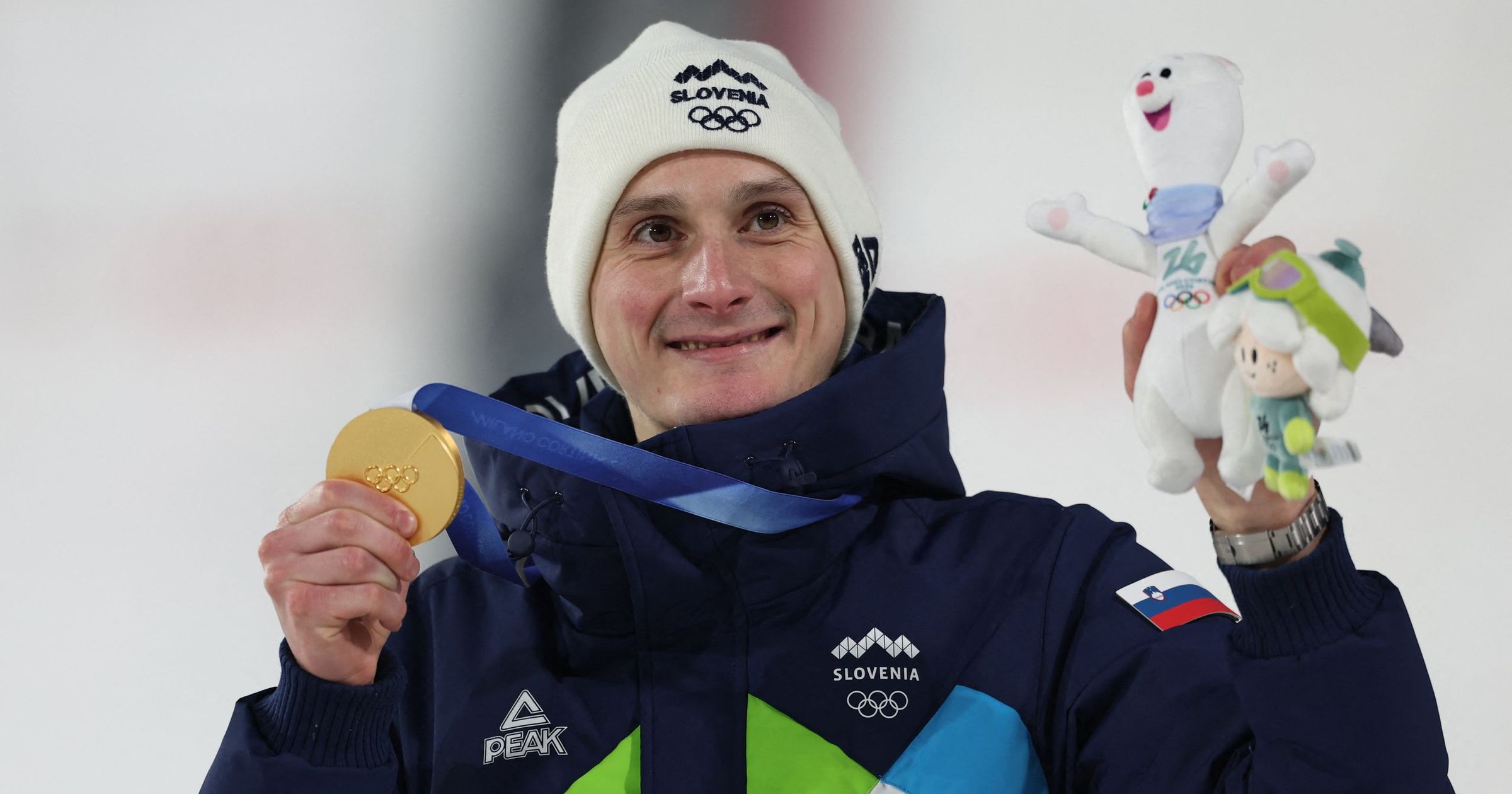 Domen Prevc nagy hajrával szerezte meg a második aranyérmét a milánói-cortinai olimpián Kép