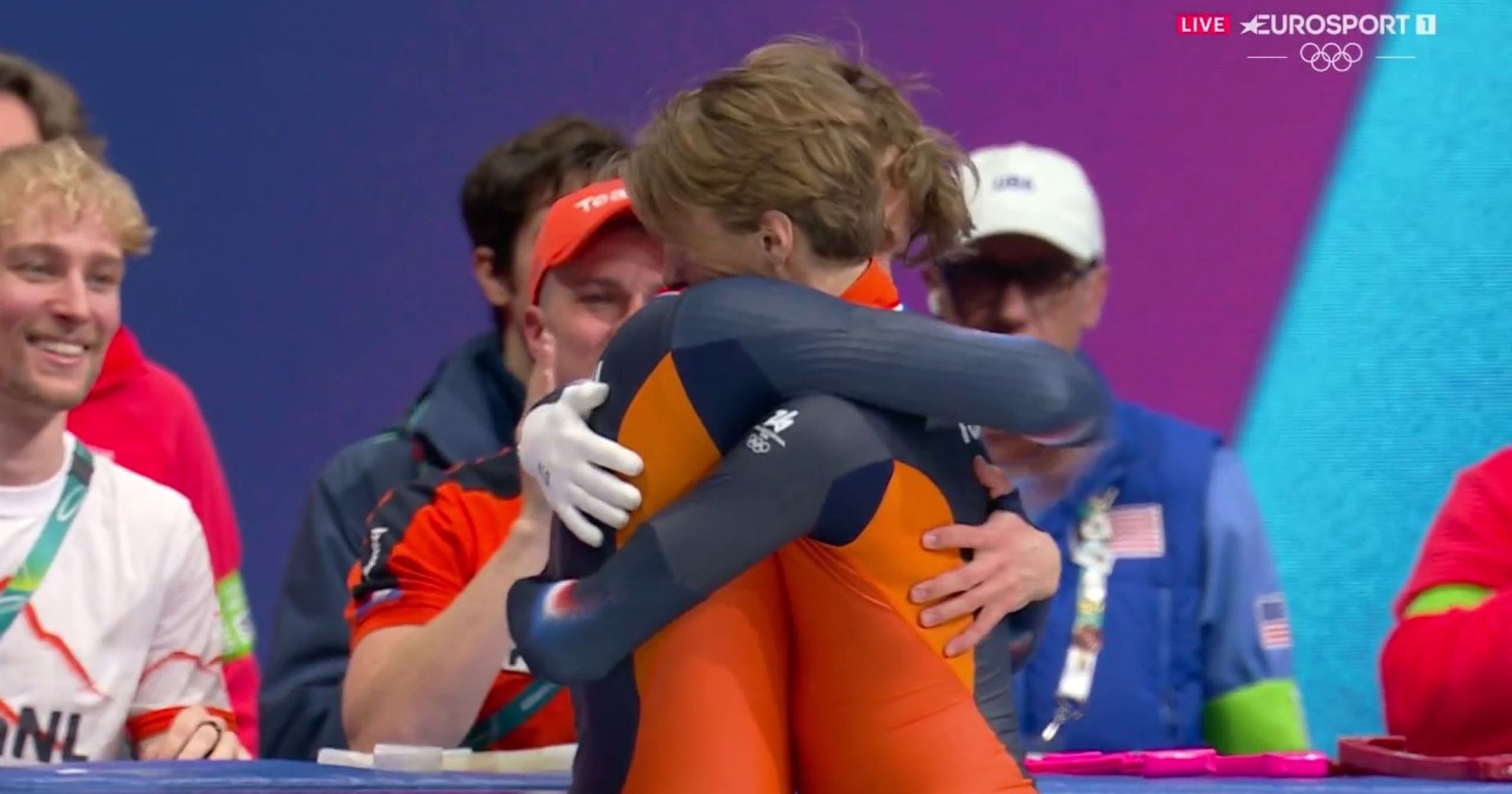 Broers Melle en Jens van 't Wout omhelzen elkaar na het behalen van ...