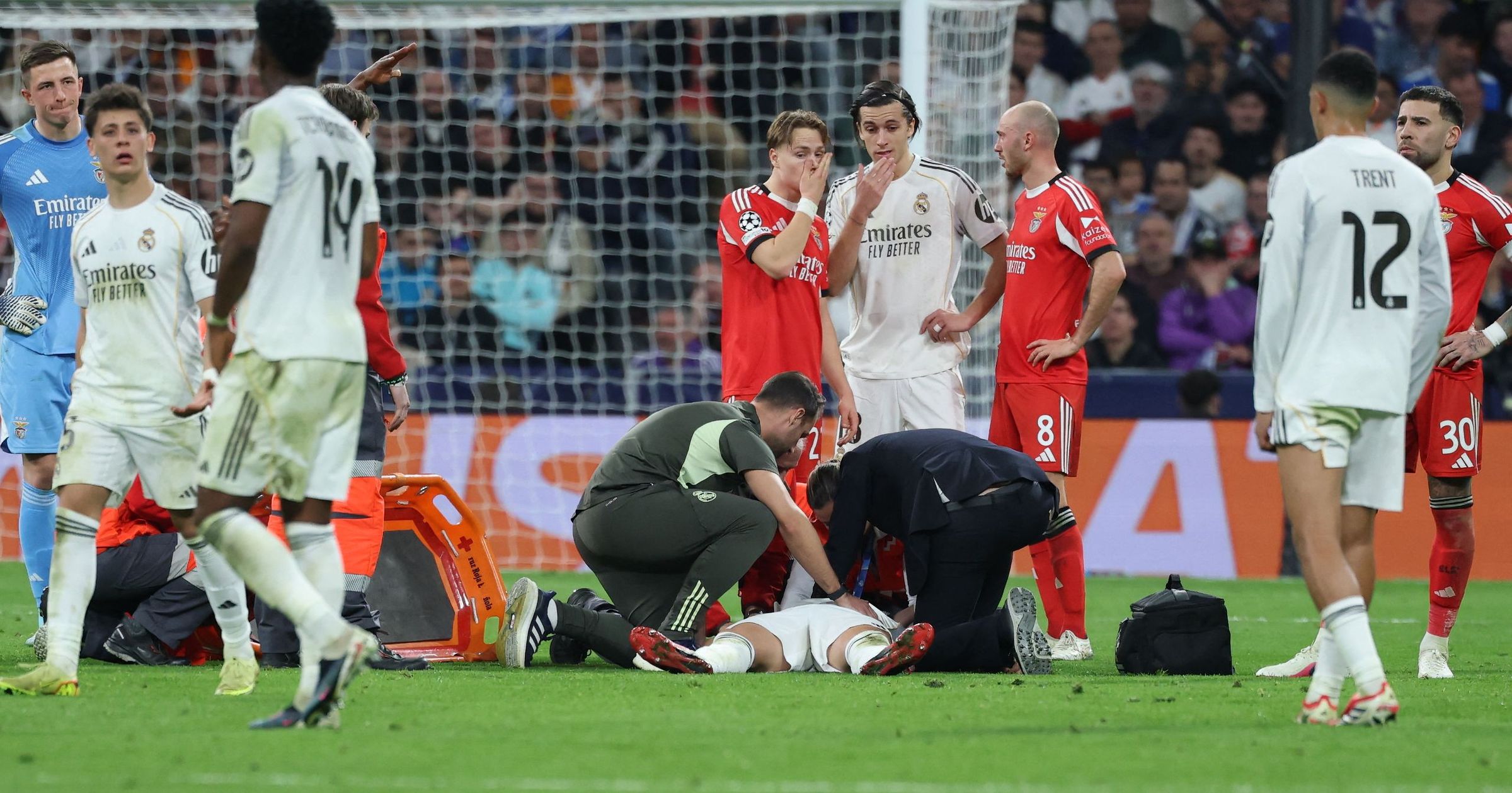 VÍDEO | Asencio, trasladado al hospital tras el golpe con Camavinga que le retiró en camilla