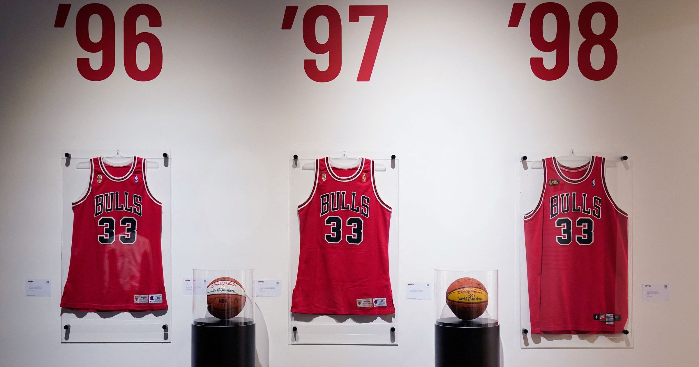 Scottie Pippen eladja a relikviáit, Michael Jordan 1992-es cipője milliókat érhet, az árverés teljes bevételét hatmillió dollárra becsülik Kép