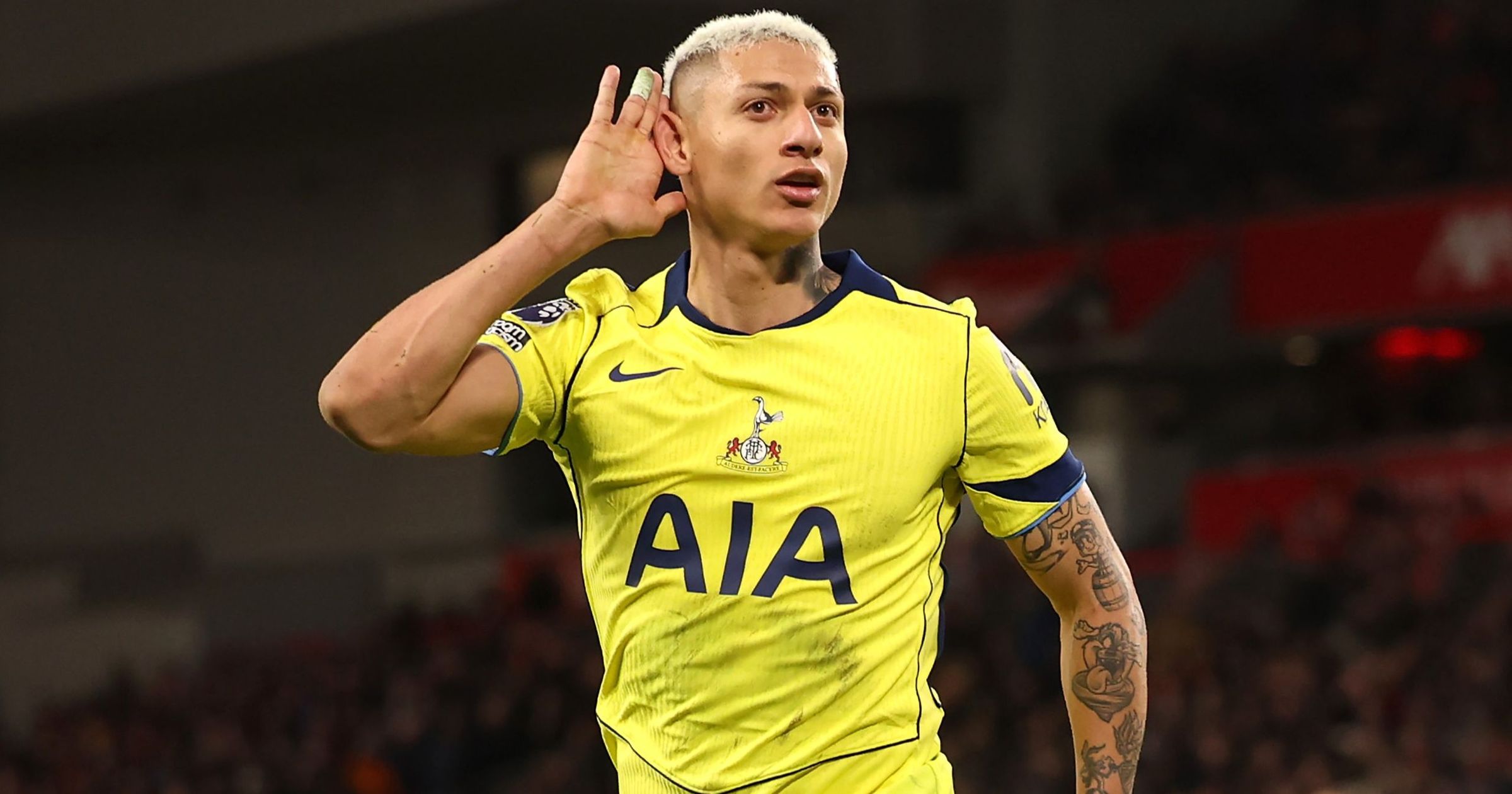 Lo United vince la sfida Champions con l'Aston Villa, il Tottenham "sgambetta" il Liverpool