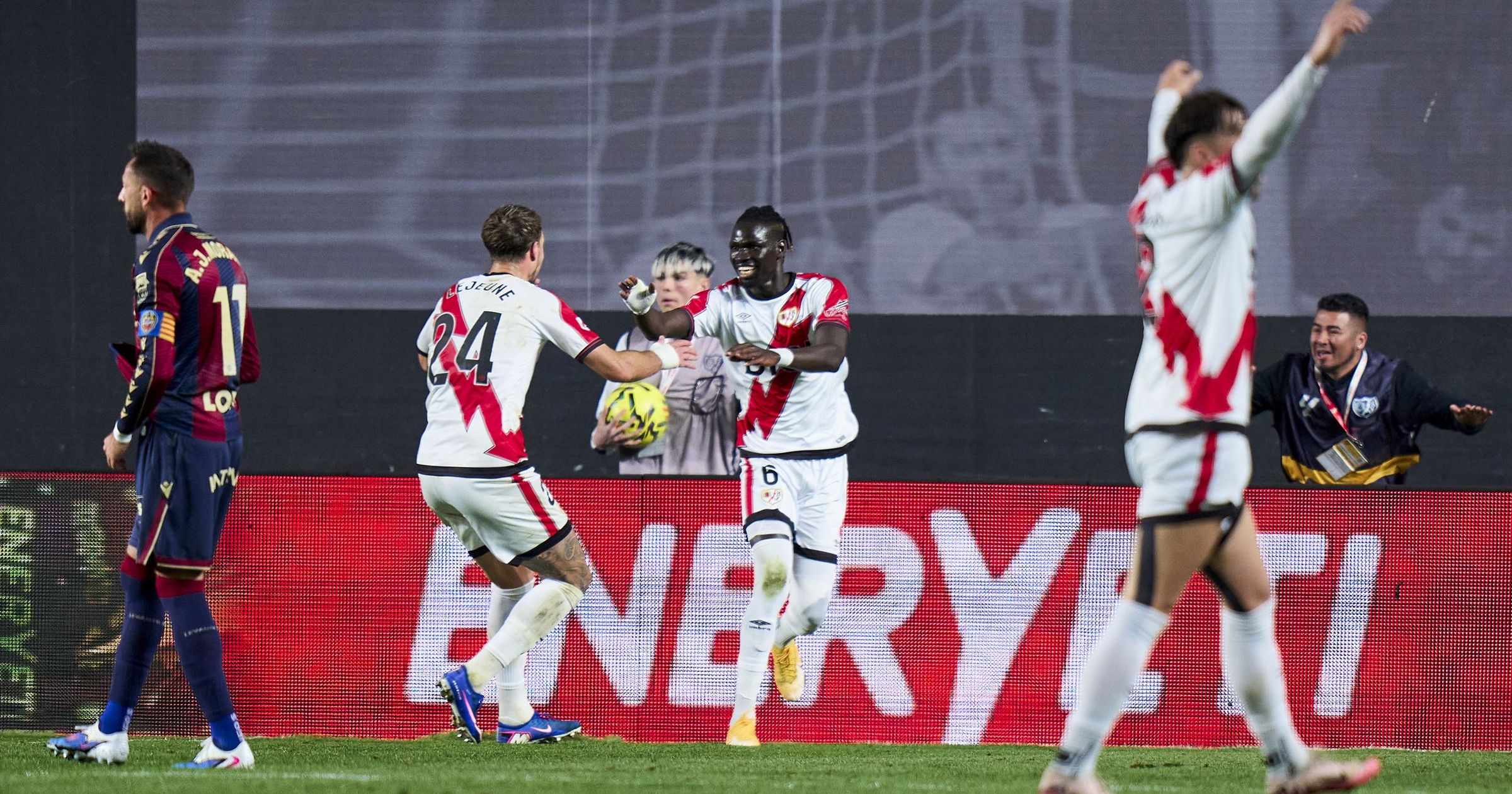 Pathé Ciss tras anotar el gol del empate