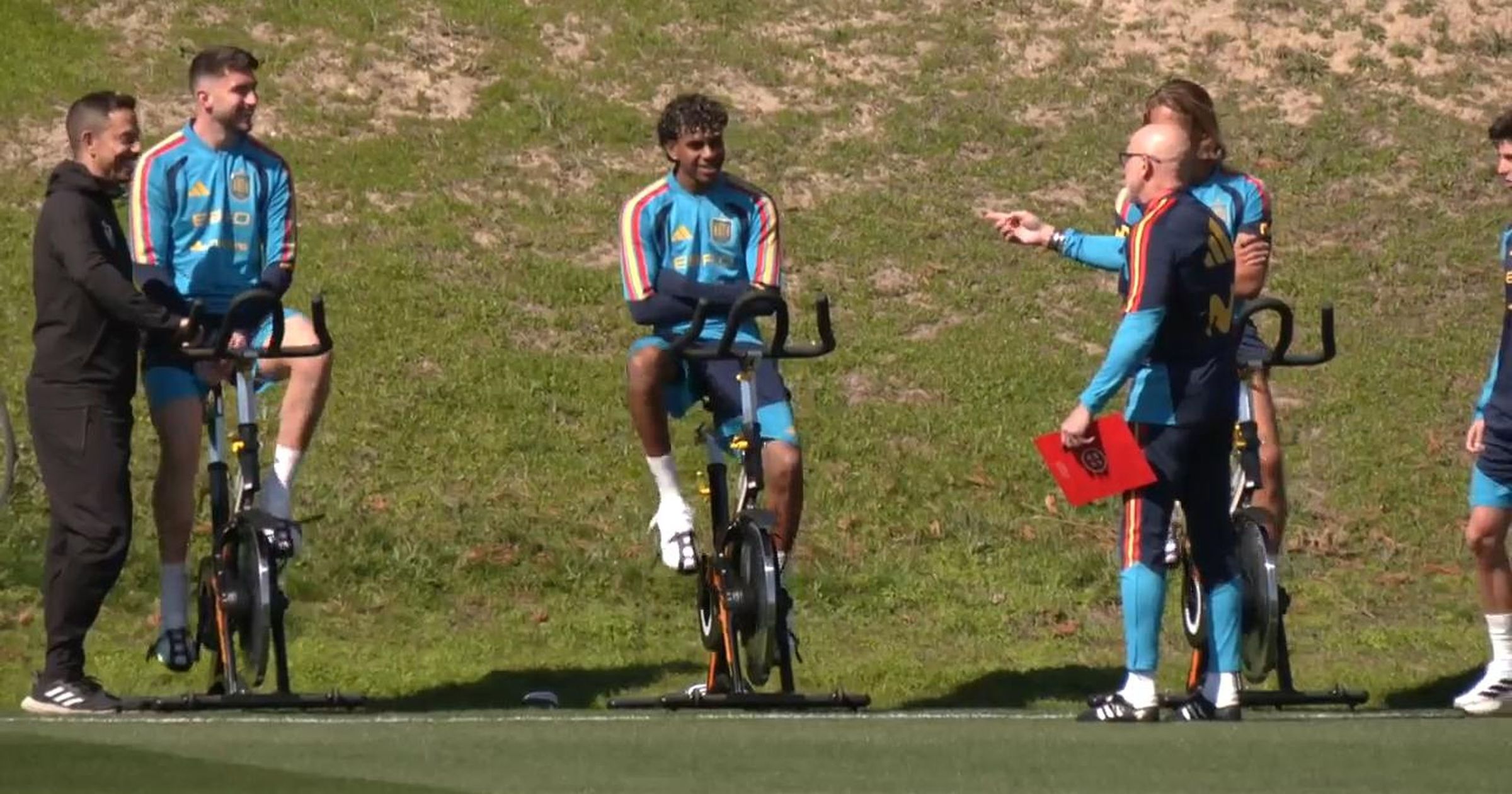 Jugadores de la selección española entrenando en bicicleta