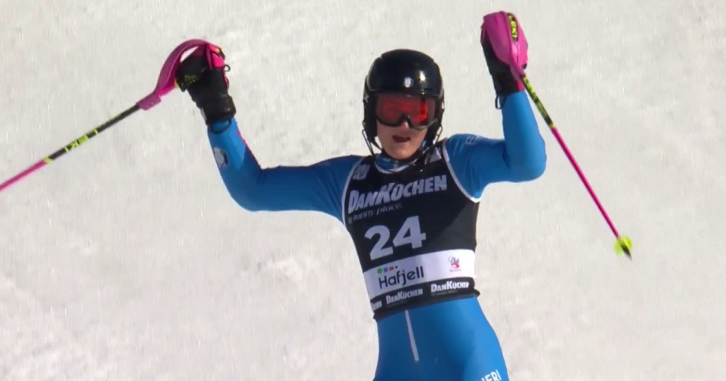 Anna Trocker bei der Zieldurchfahrt mit Laufbestzeit