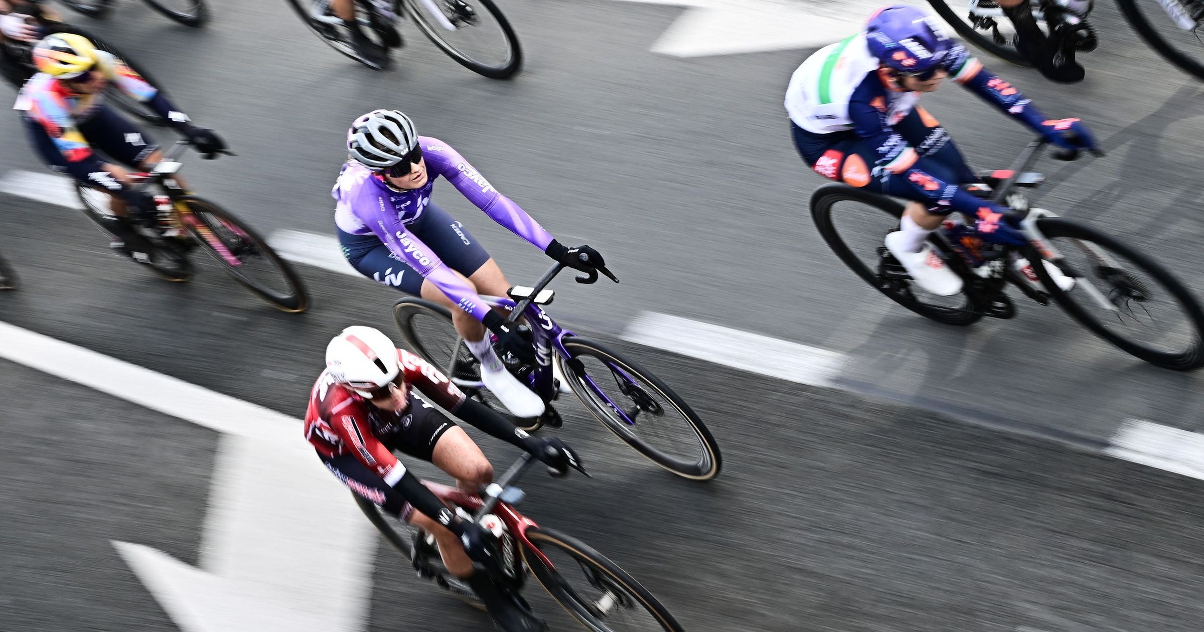 Durva jégeső kapta el a női mezőnyt a  Ronde van Brugge belga egynapos versenyen, videón a pokoli pillanatok! - Cycling video - Eurosport
