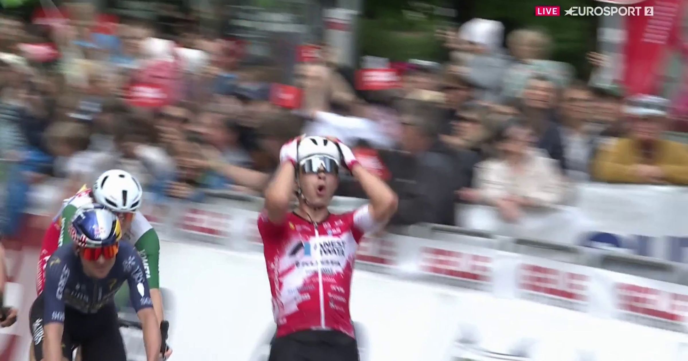 Arensman a tenté, Dati l'a croqué : l'arrivée au sprint de la 1re étape