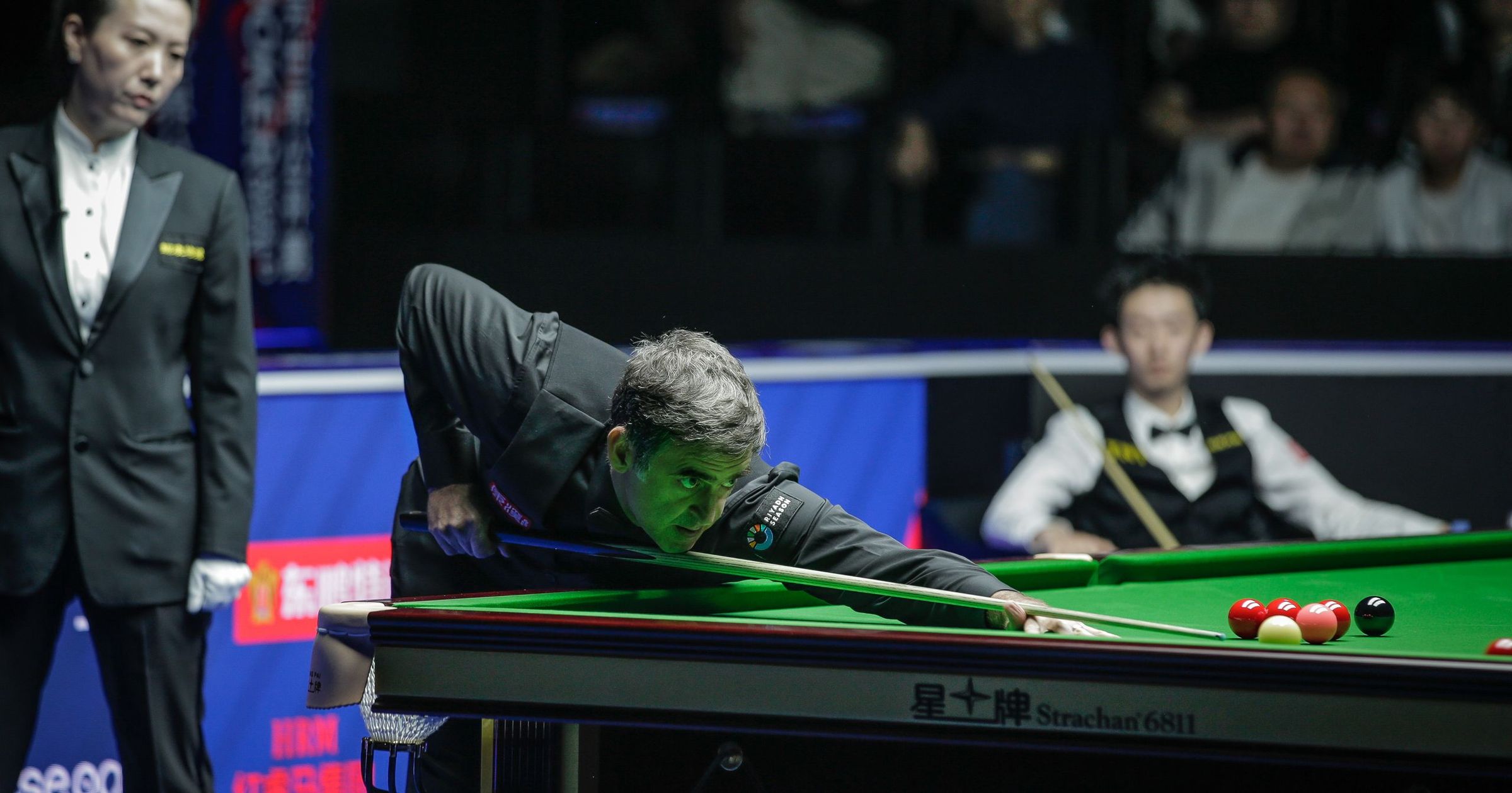 Wu Yize îl elimină pe Mark Selby la Crucible și ajunge în sferturi; Selby critică dur condițiile de joc