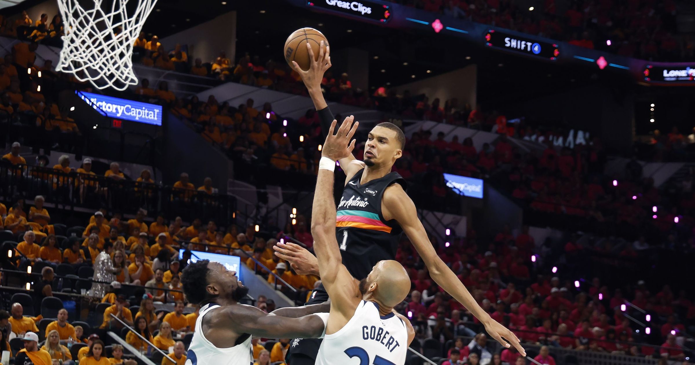 Wembanyama établit un record de contres en playoffs, mais les Spurs s'inclinent face aux Wolves — image 1