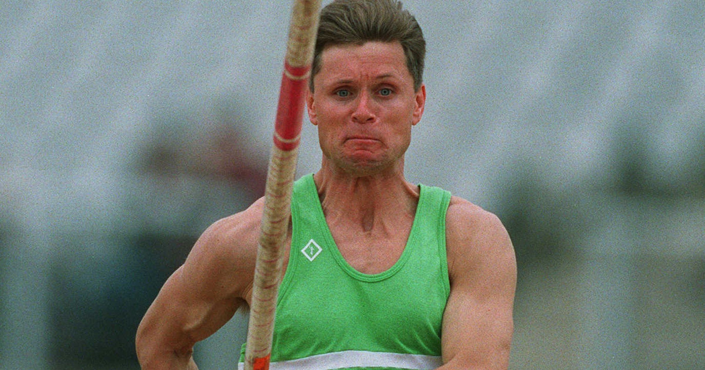 Andy Ashurst, były olimpijczyk, lat 61, skoczył o tyczce 4,05 m ...