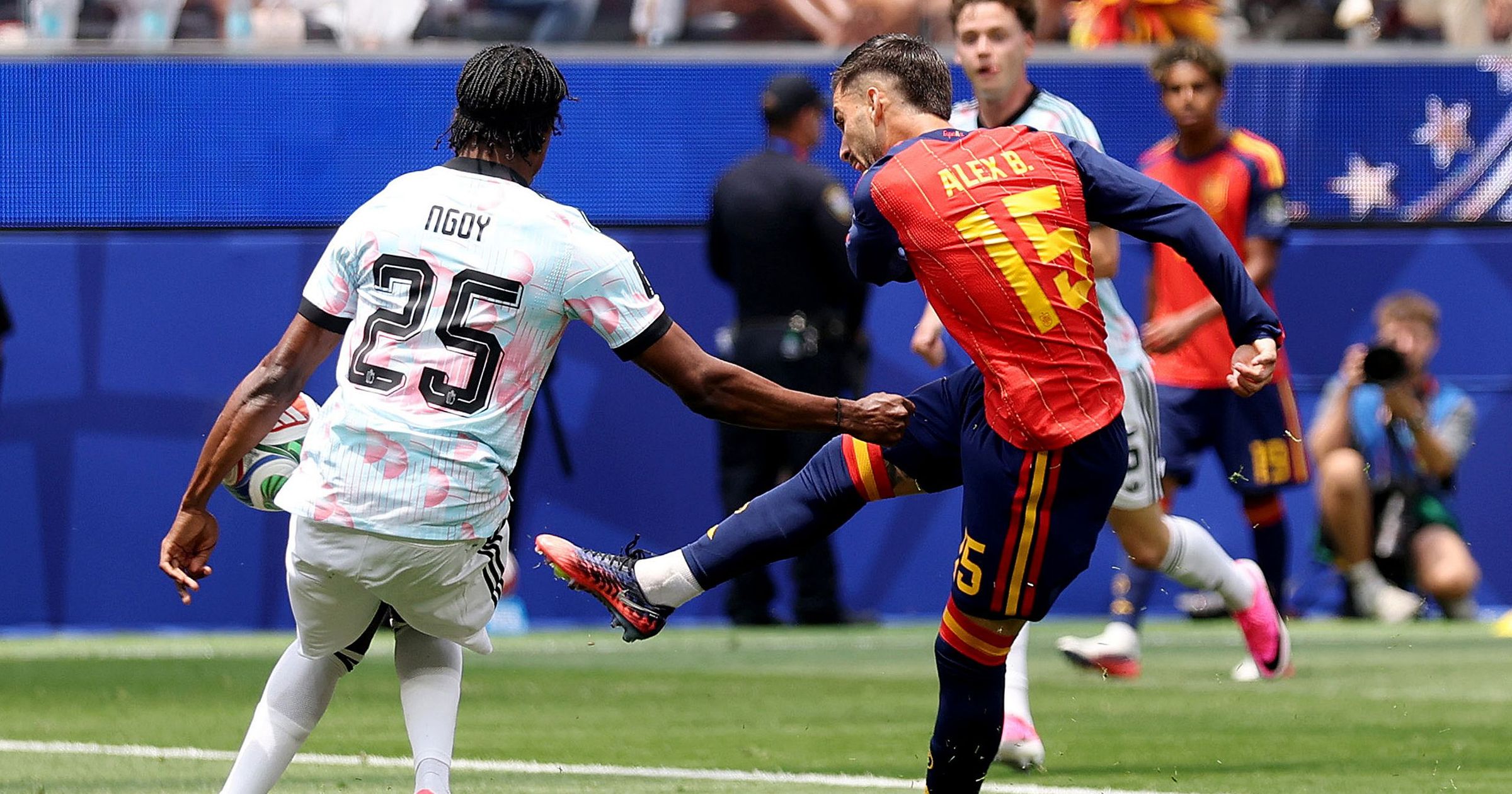 La polémica: España pidió penalti por mano de Ngoy a tiro de Baena