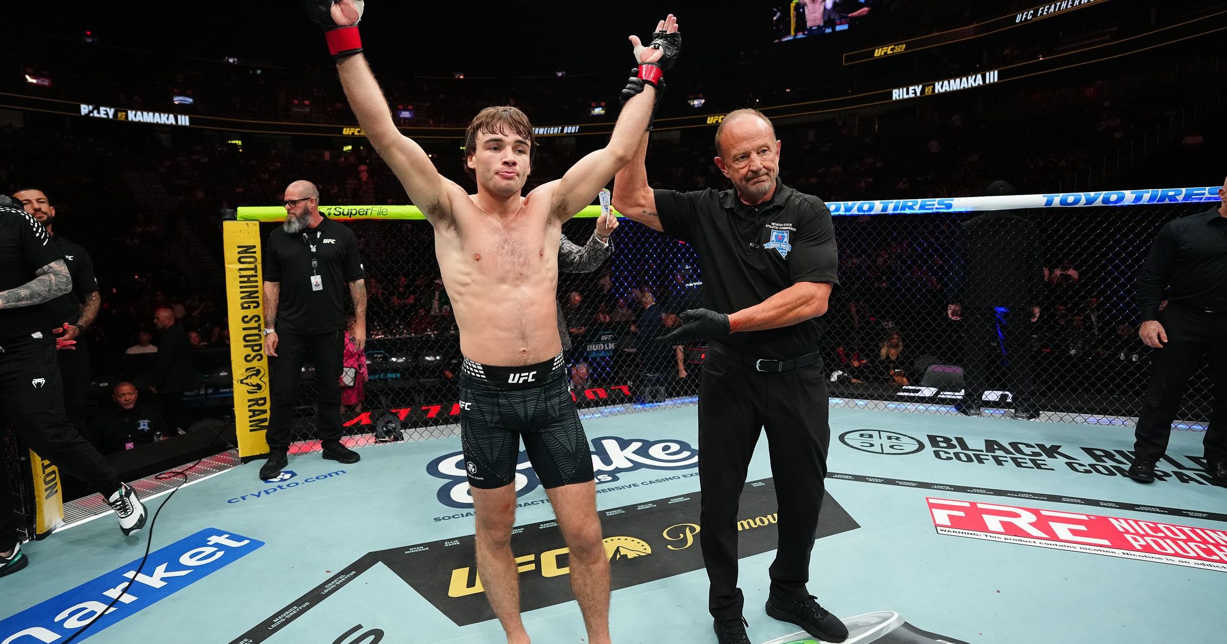 UFC 329 | Luke Riley blijft ongeslagen en verslaat Kai Kamaka III ...