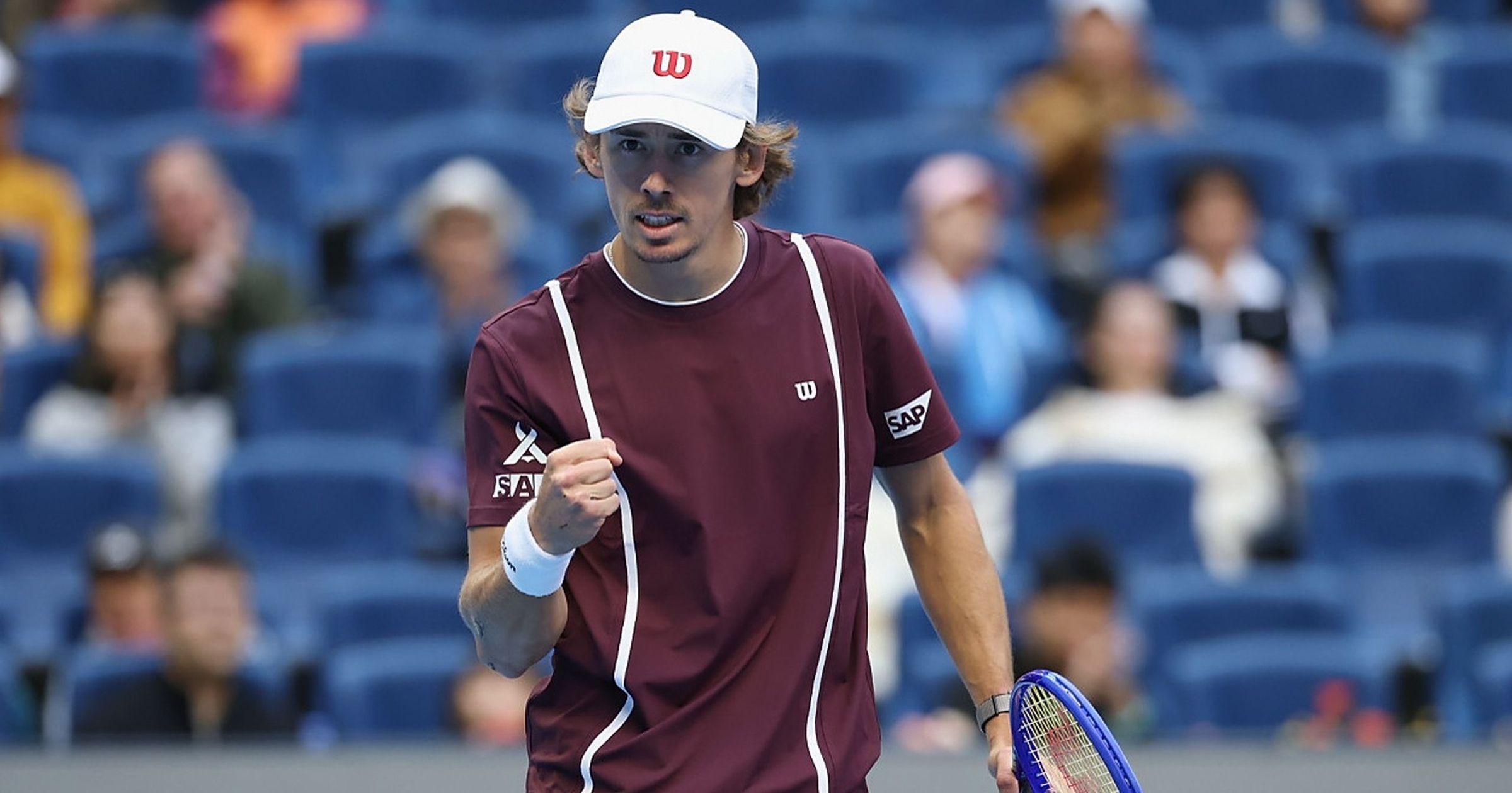 Alex de Minaur and Hubert Hurkacz Advance at Shanghai Masters