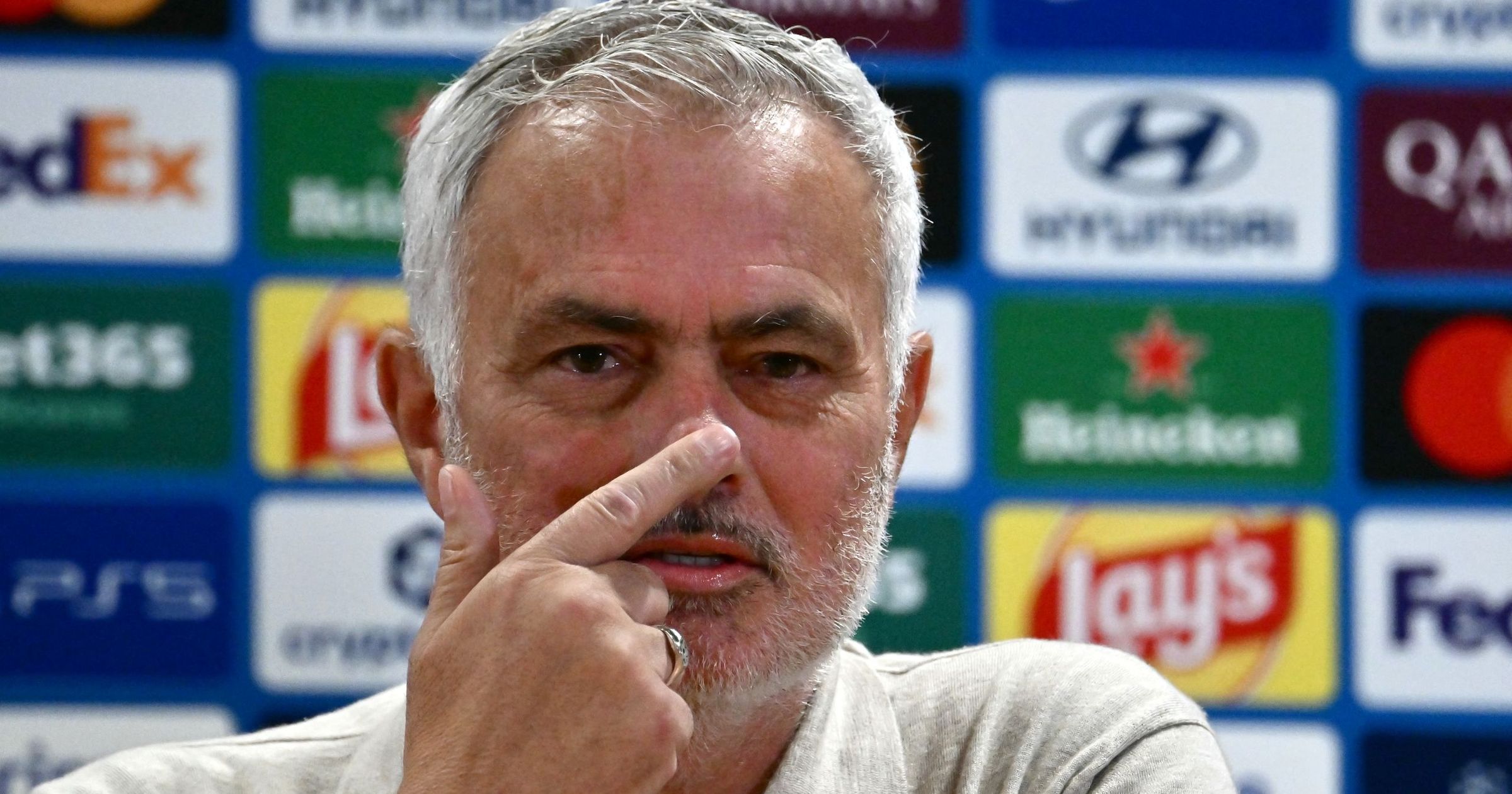 Champions League 2026-2027 | Mourinho vuelve a señalar al arbitraje ...