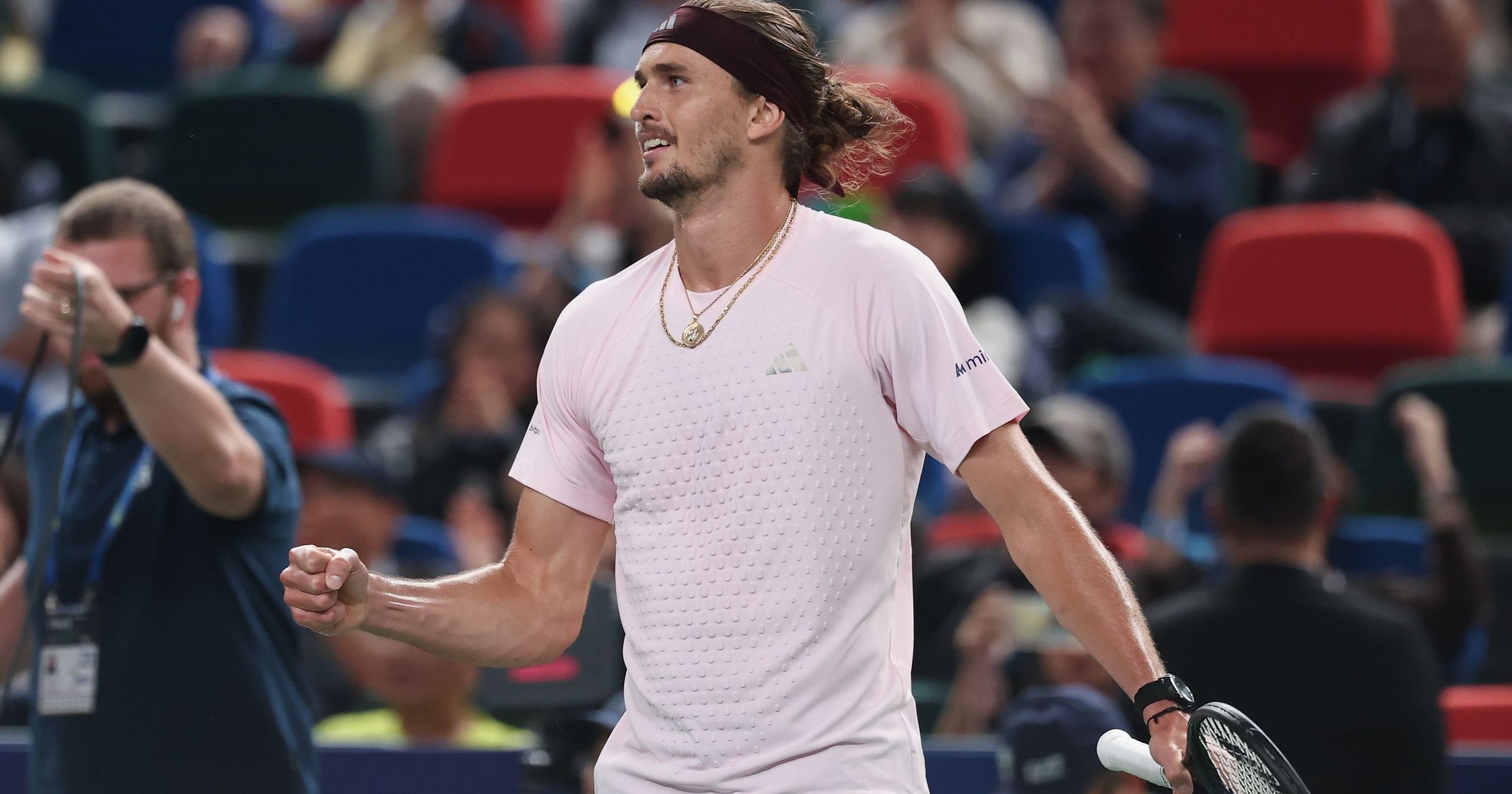 Zverev batte Bublik a Shanghai e raggiunge de Minaur nei quarti