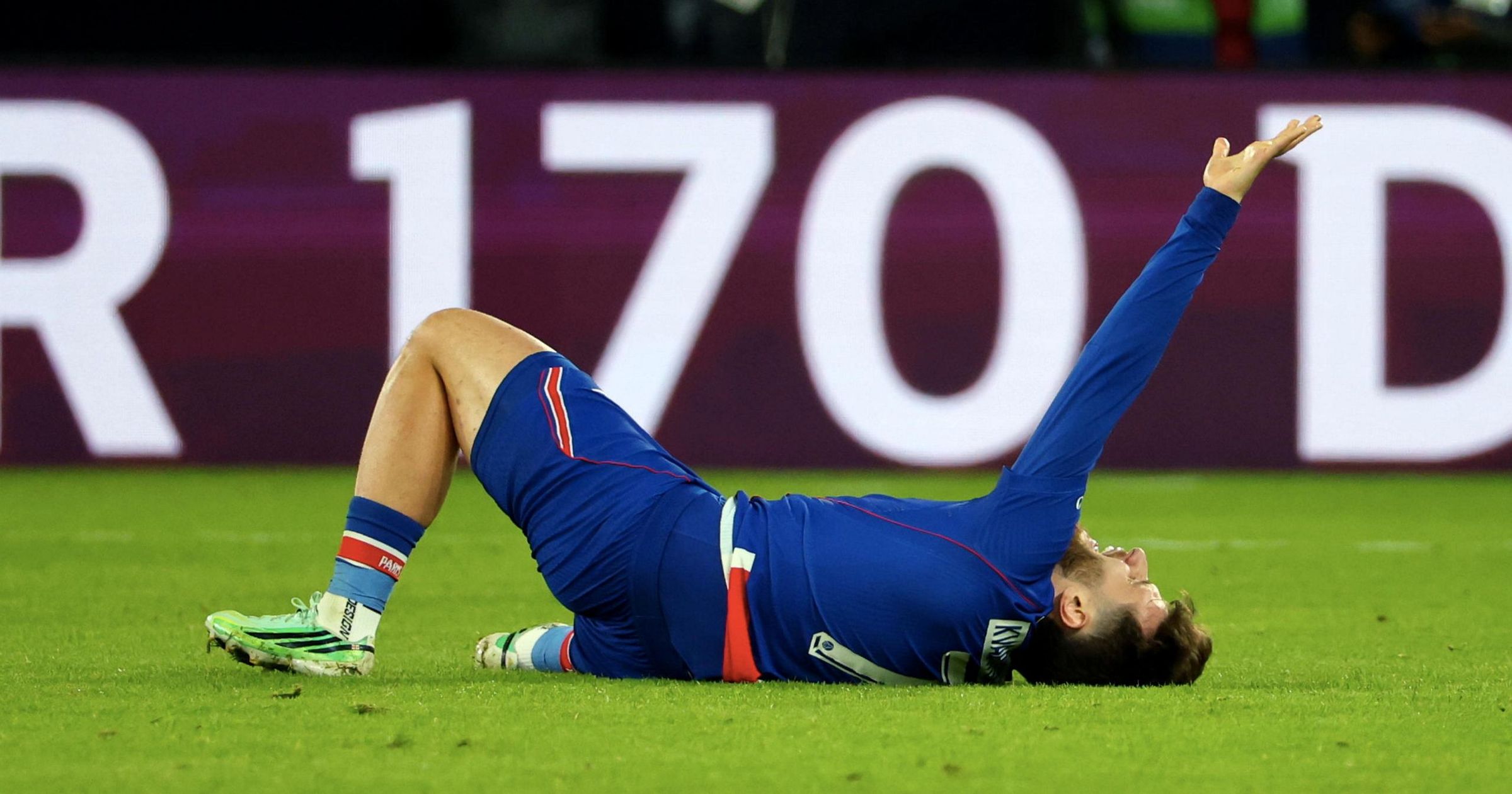 Khvicha Kvaratskhelia Undergoes Knee Surgery