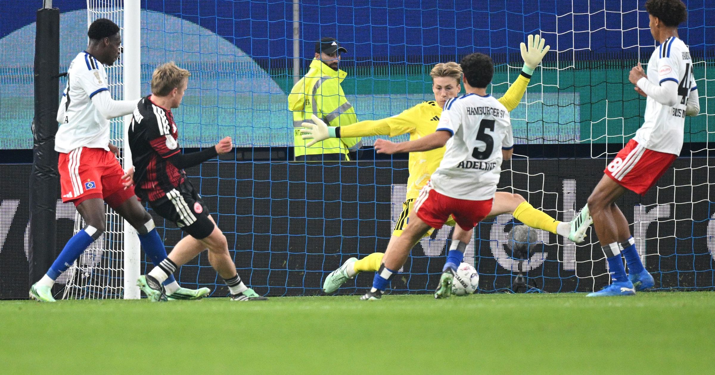 Eintracht Frankfurt Beats HSV 3-1 in DFB-Pokal