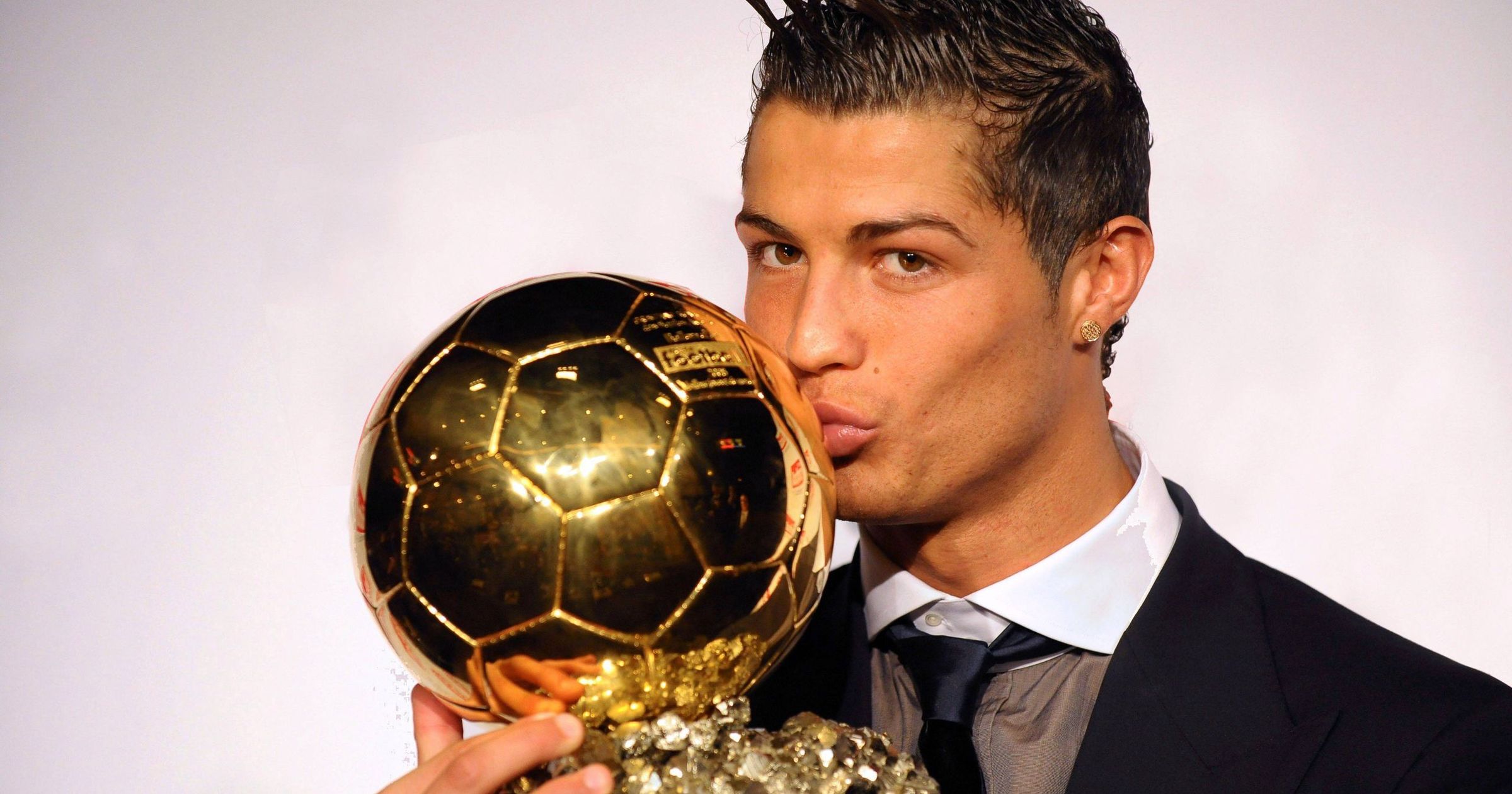 Image accompanying Football - Cristiano Ronaldo élu meilleur Ballon d'Or de tous les temps devant Lionel Messi, from Eurosport
