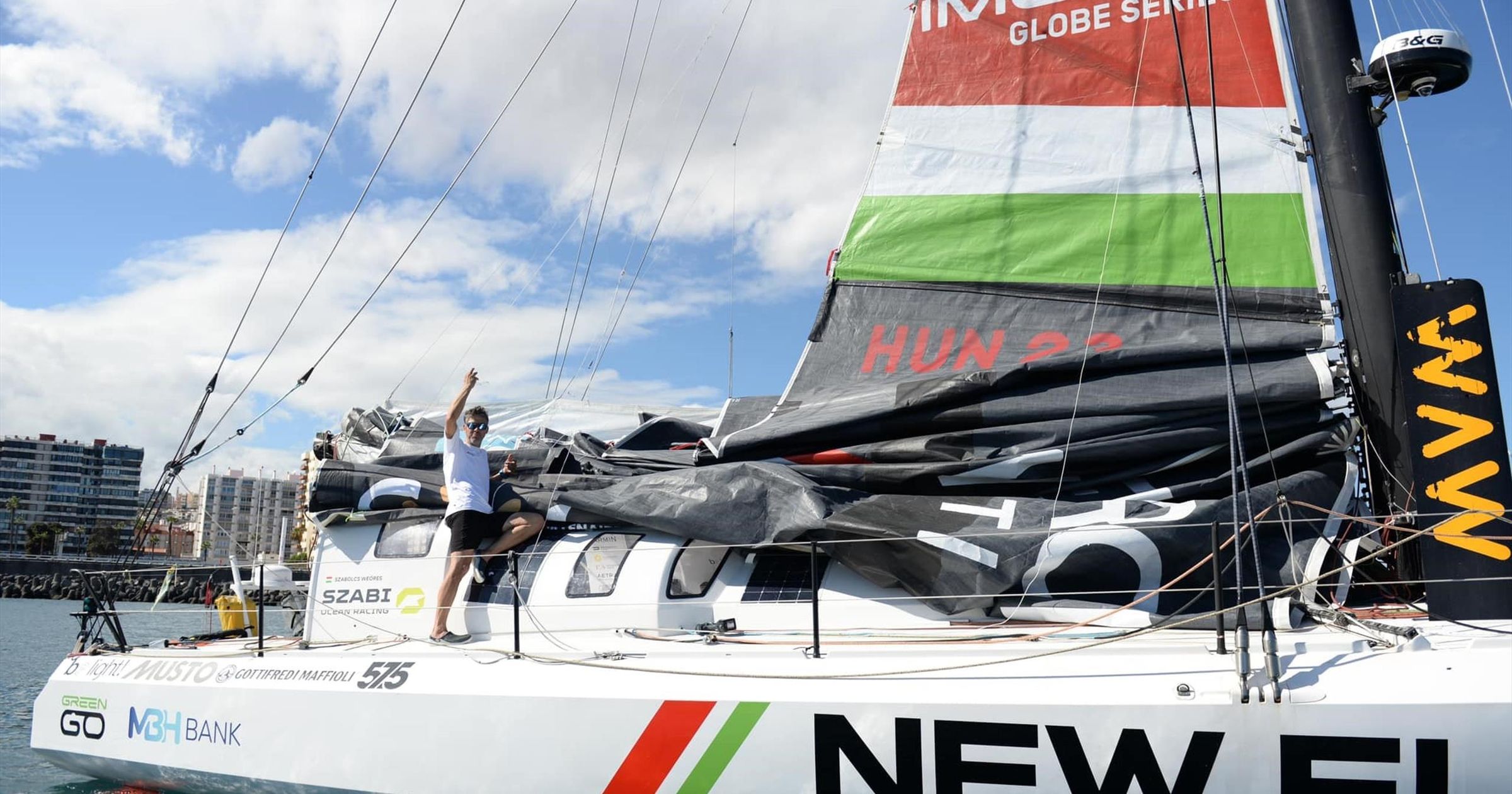 Megjavította vitorláját és újraindult a földkerülő versenyen a Vendée Globe magyarja