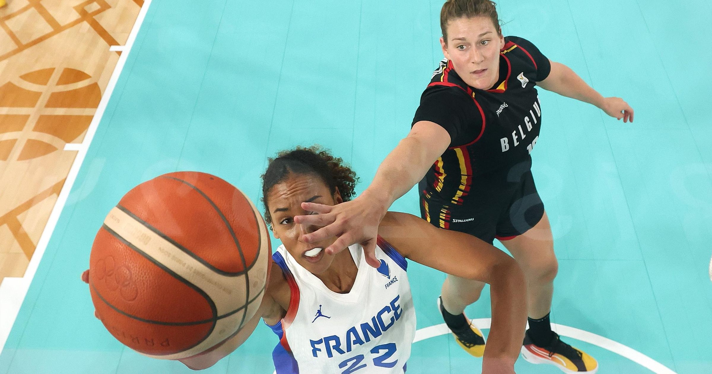 Basket ouverte devant femme sales