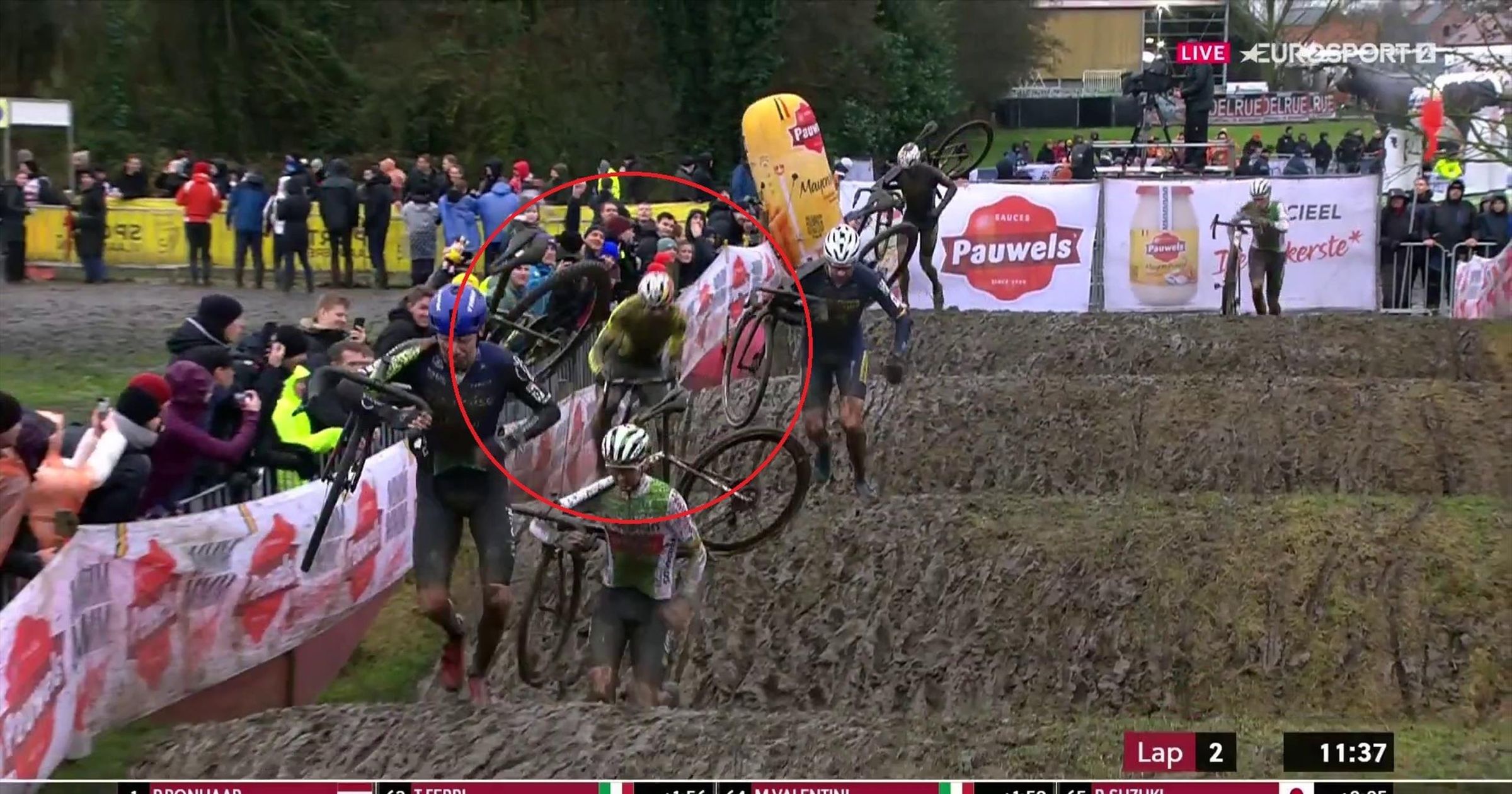 Termonde - Van Aert reste sur le vélo quand les autres passent les bosses à pied - Vidéo Cyclo-cross - Eurosport