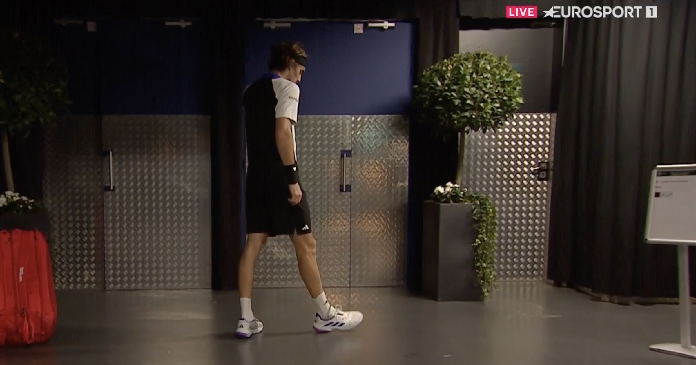 Alerte moment gênant : Zverev se fait attendre et Tsitsipas finit par partir thumbnail