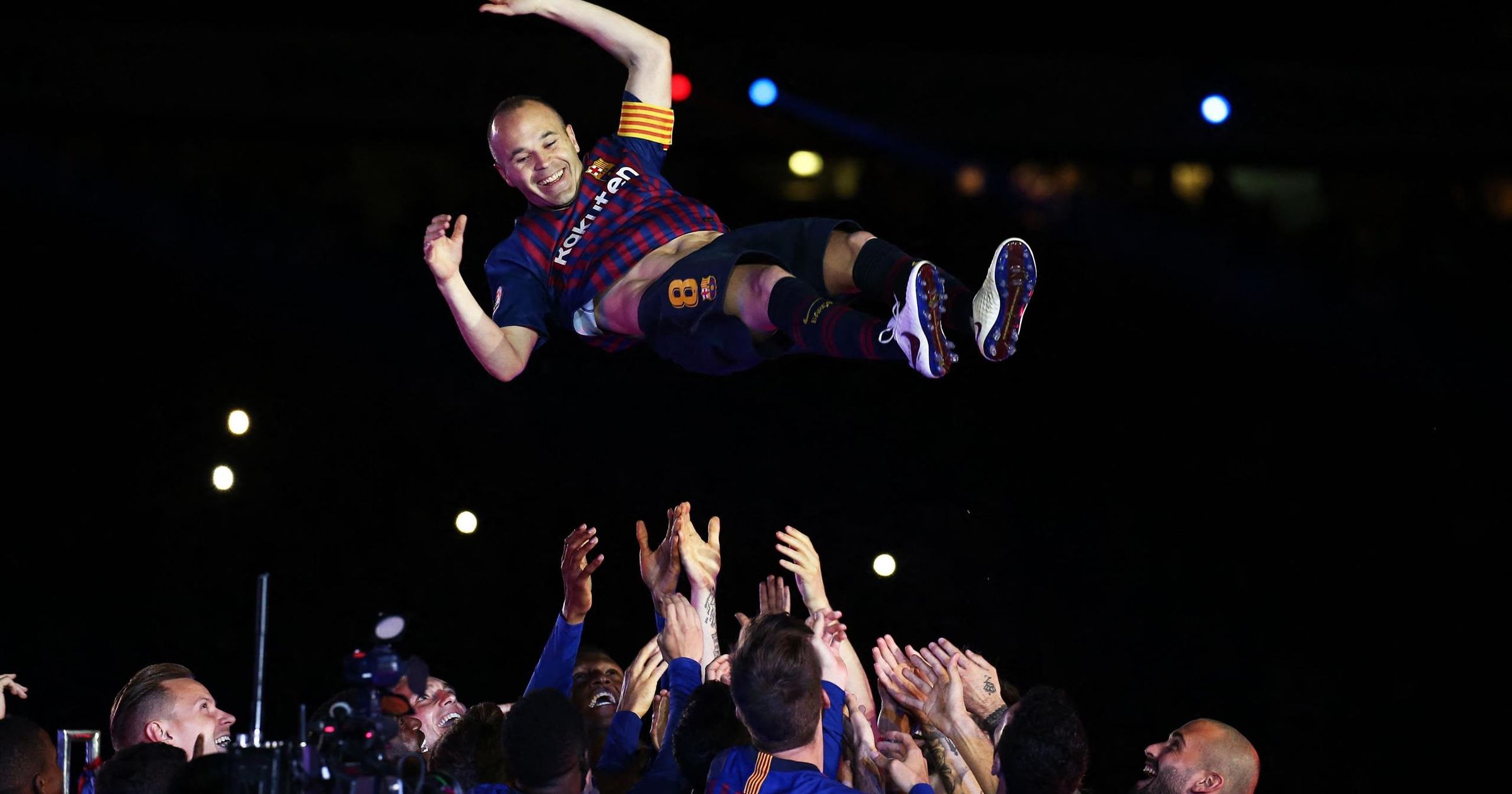 Amíg Messi és CR7 Marvel-hősökként fociztak, Iniesta megmaradt a srácnak, aki csak egy közülünk