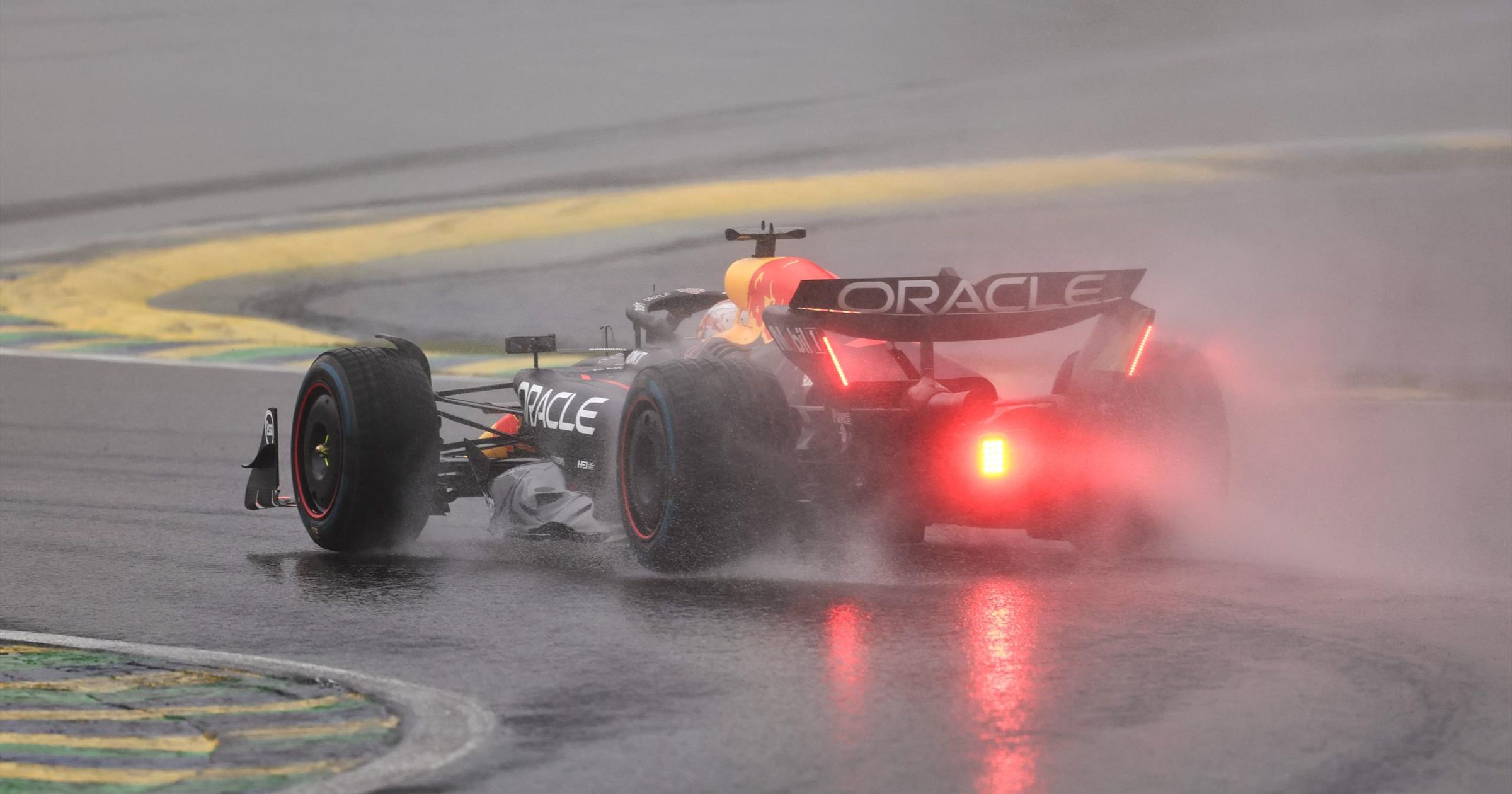 Őskáosz az esőben: őrületes fordulatok után magabiztos Verstappen-győzelem Interlagosban