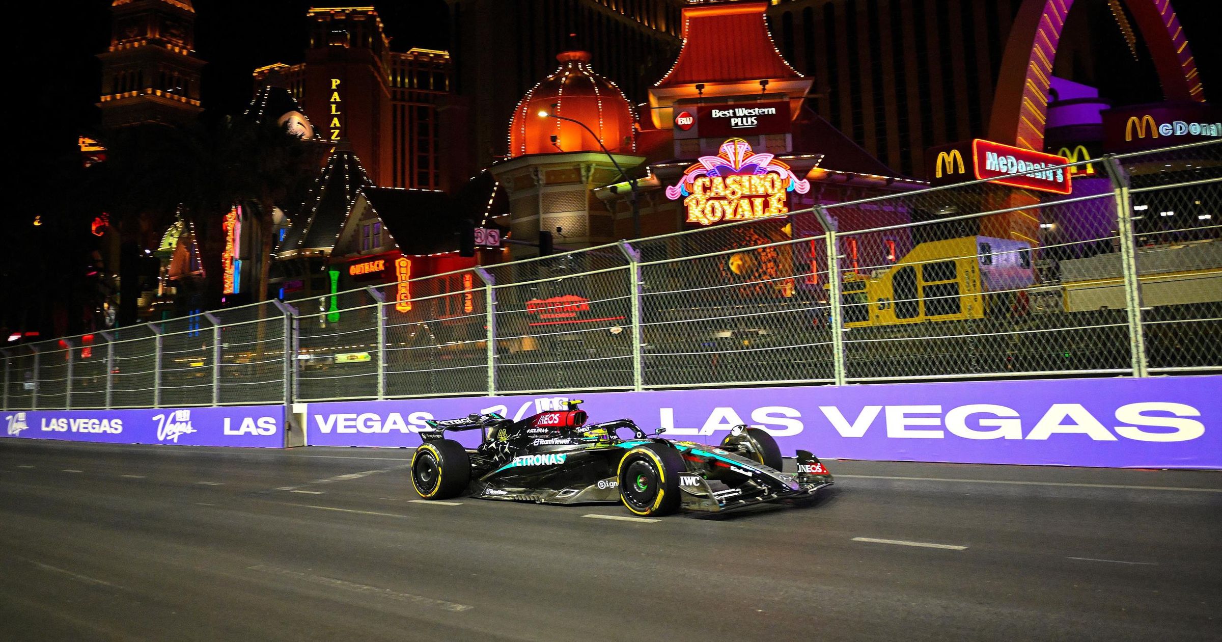 Egyelőre verhetetlen a Hamilton-Mercedes páros Las Vegasban, mindkét szabadedzést a brit nyerte