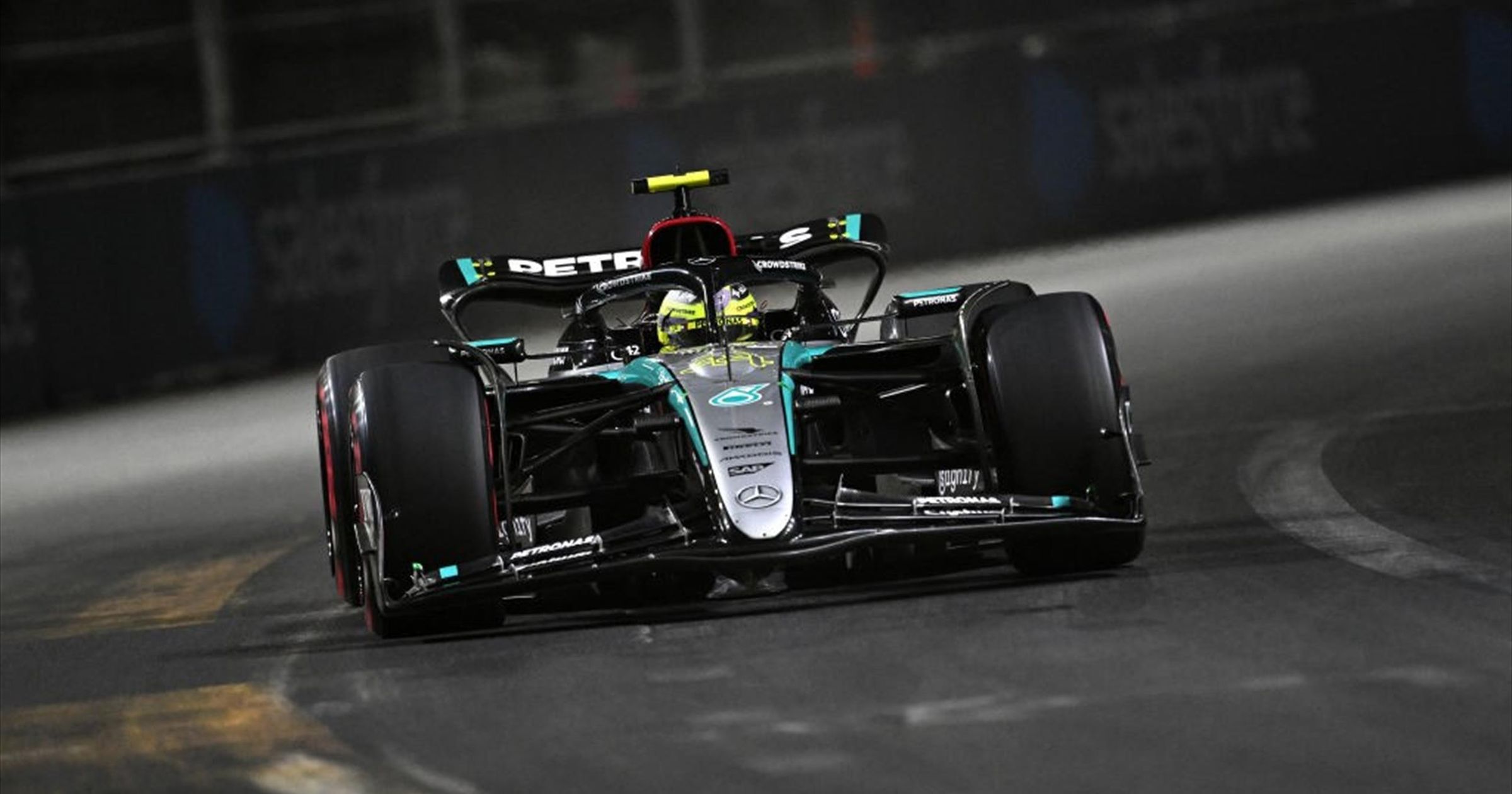 Verstappen és Norris egymás mellett a rajtrácson, Colapintót kórházban vizsgálják